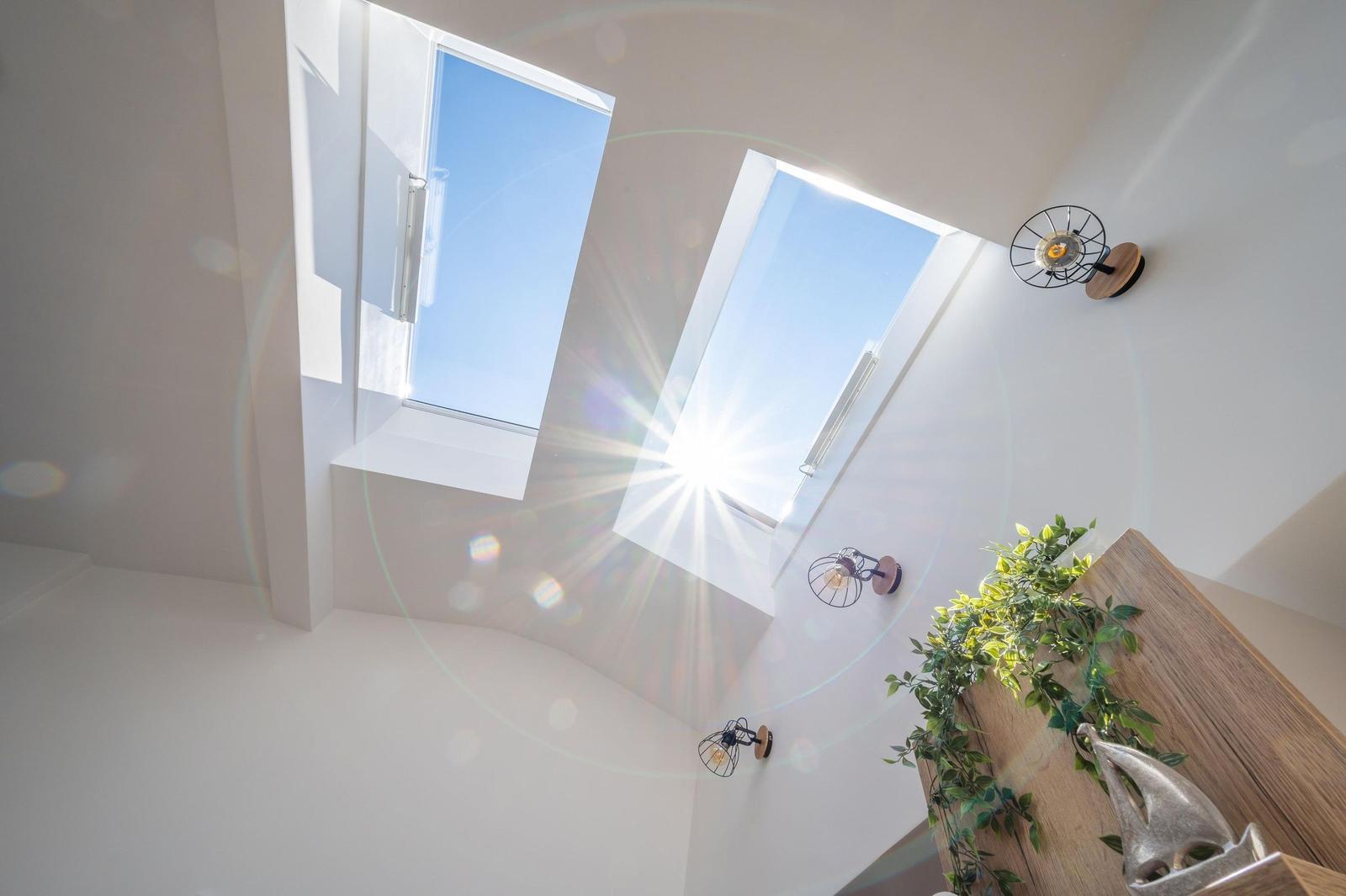 Wohnzimmer: Sofa, Smart-TV, Zugang zum Balkon