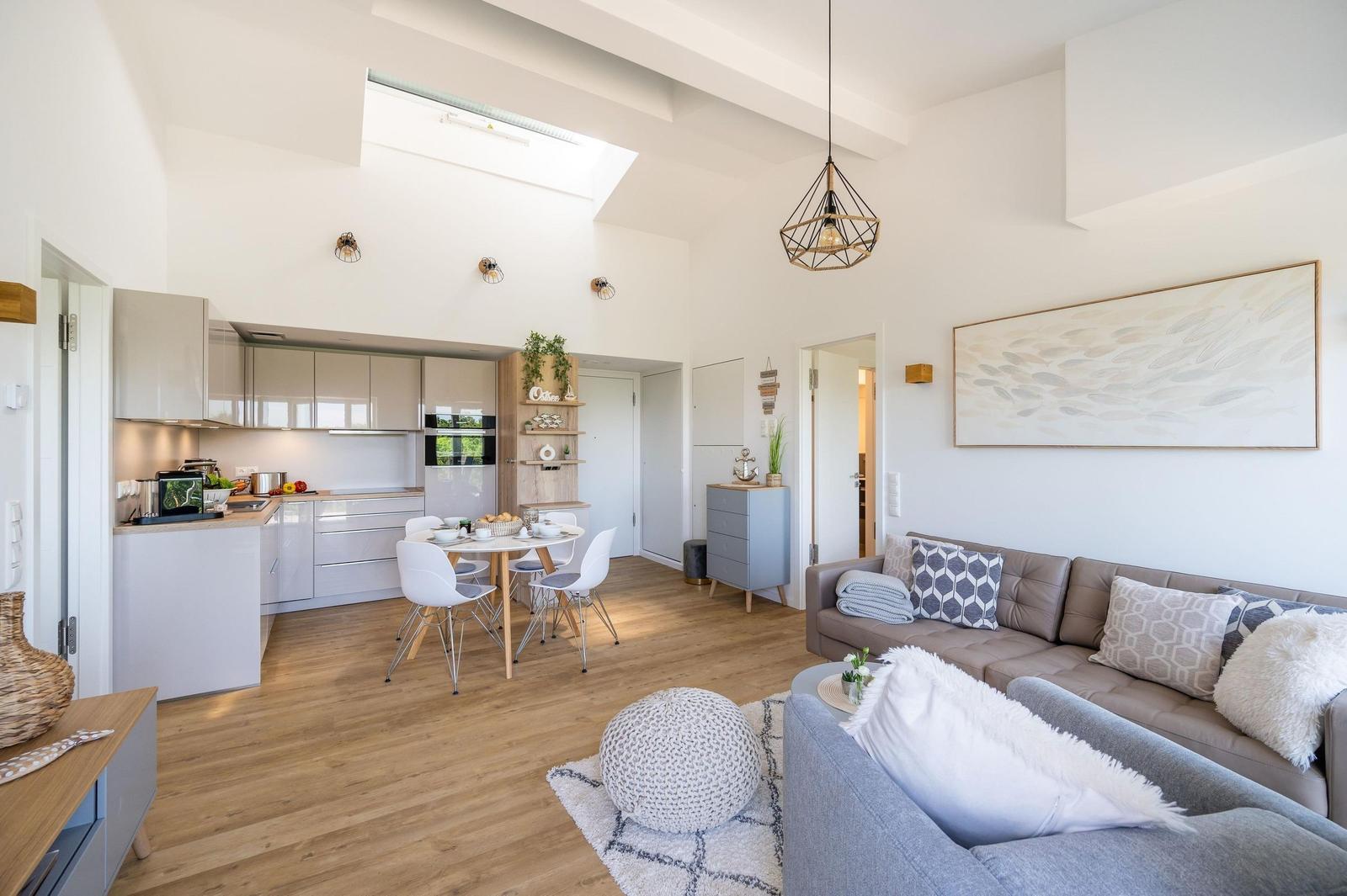 Wohnzimmer: Sofa, Smart-TV, Zugang zum Balkon