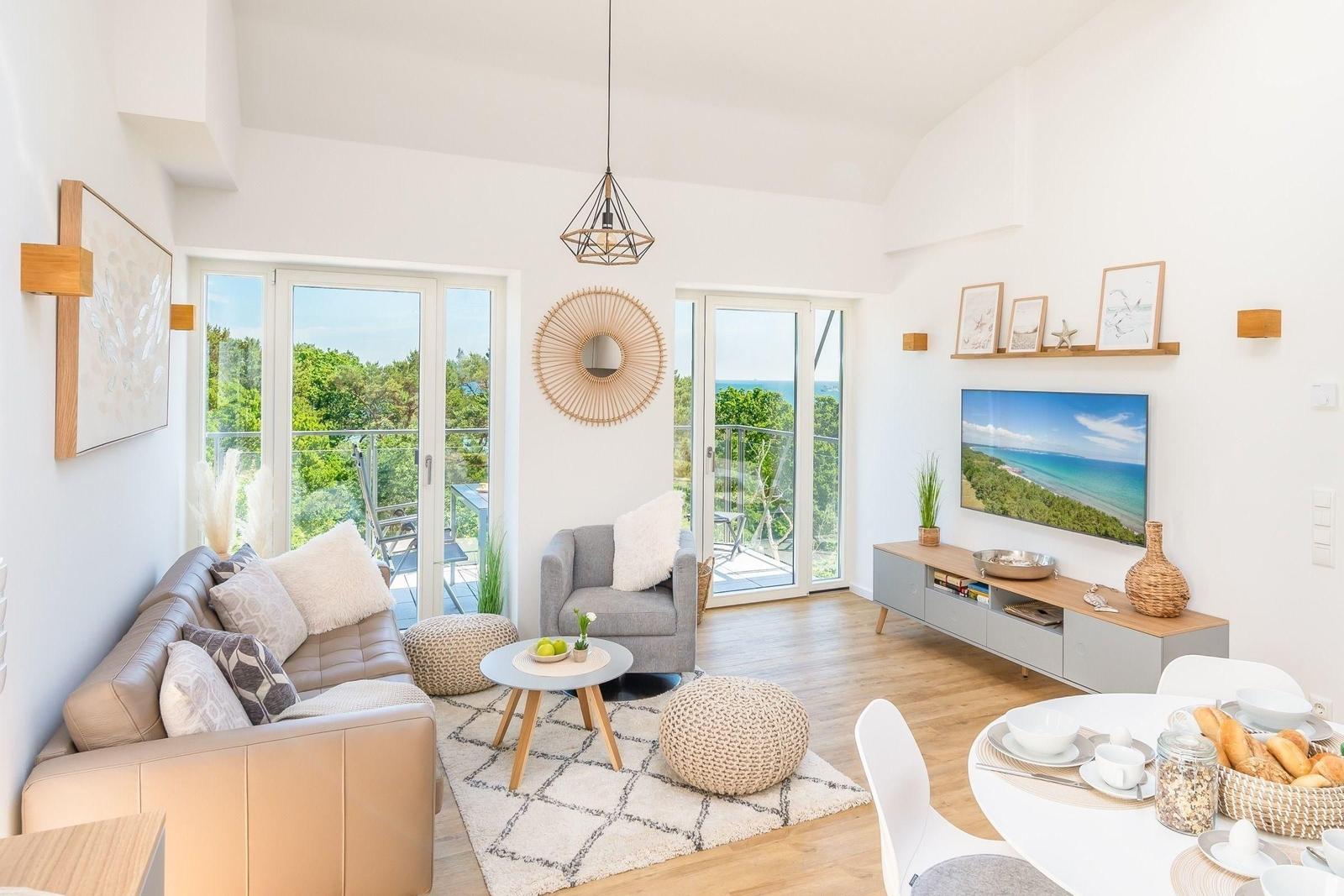 Wohnzimmer: Sofa, Smart-TV, Zugang zum Balkon