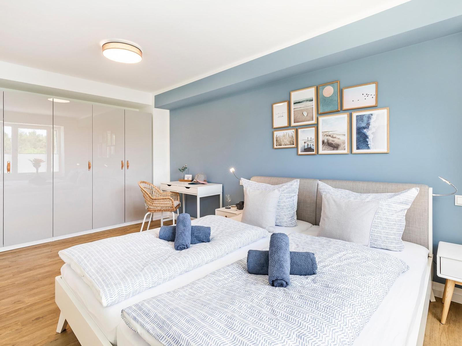 Schlafzimmer 1 mit Blick in Richtung Ostsee