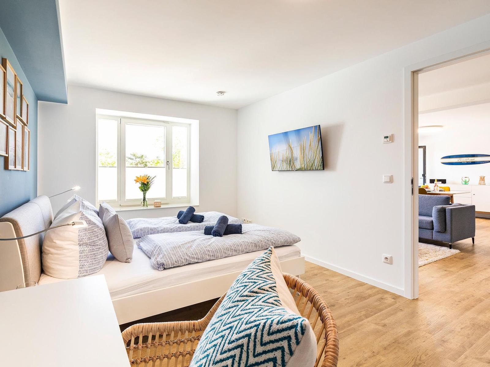 Schlafzimmer 1 mit Blick in Richtung Ostsee