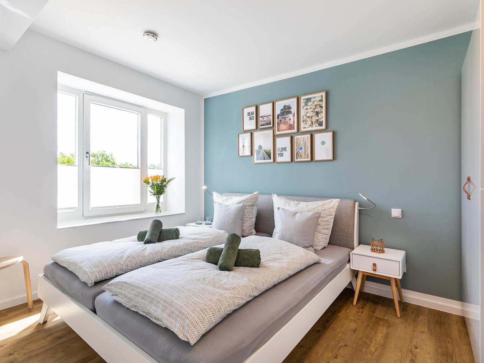 Schlafzimmer 2 mit Blick in Richtung Ostsee und Bad en suite