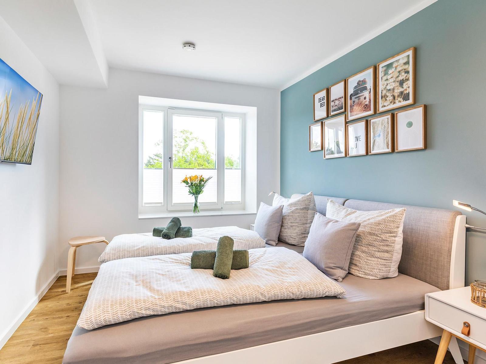 Schlafzimmer 2 mit Blick in Richtung Ostsee und Bad en suite