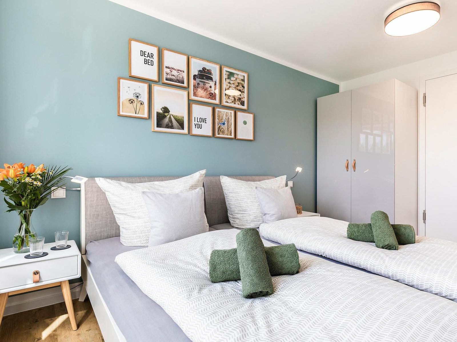 Schlafzimmer 2 mit Blick in Richtung Ostsee und Bad en suite