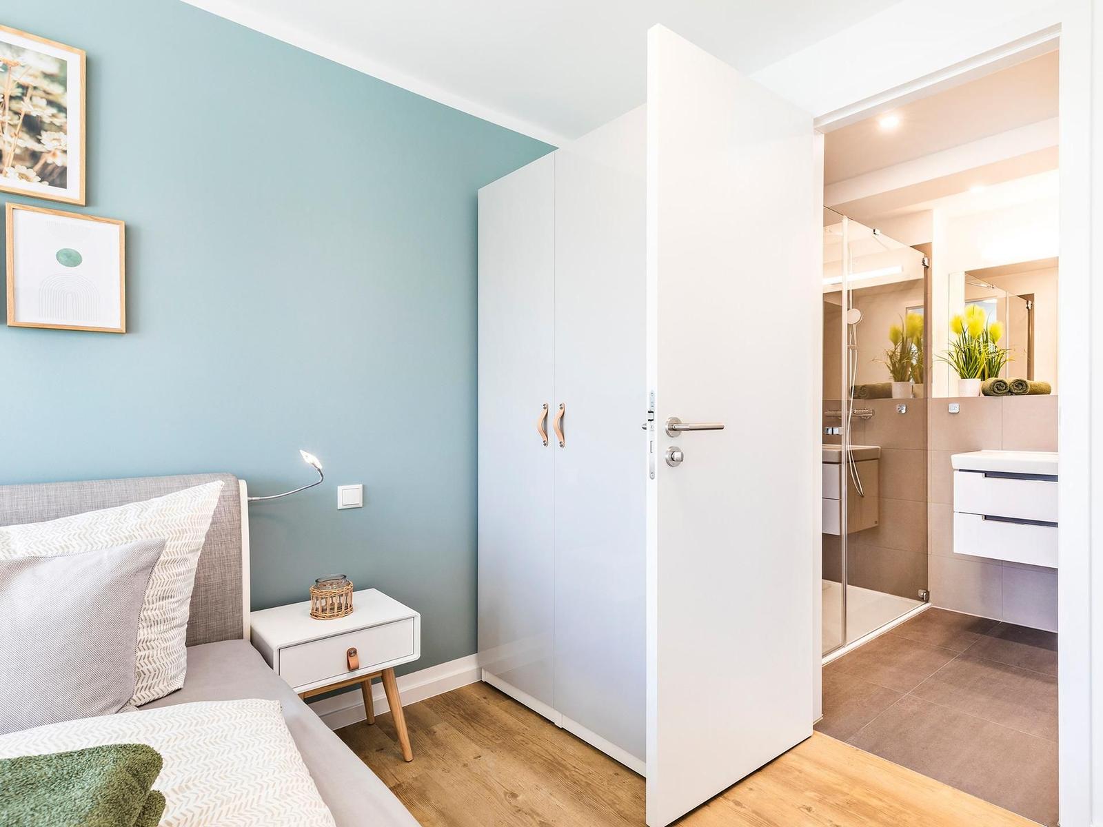Schlafzimmer 2 mit Blick in Richtung Ostsee und Bad en suite