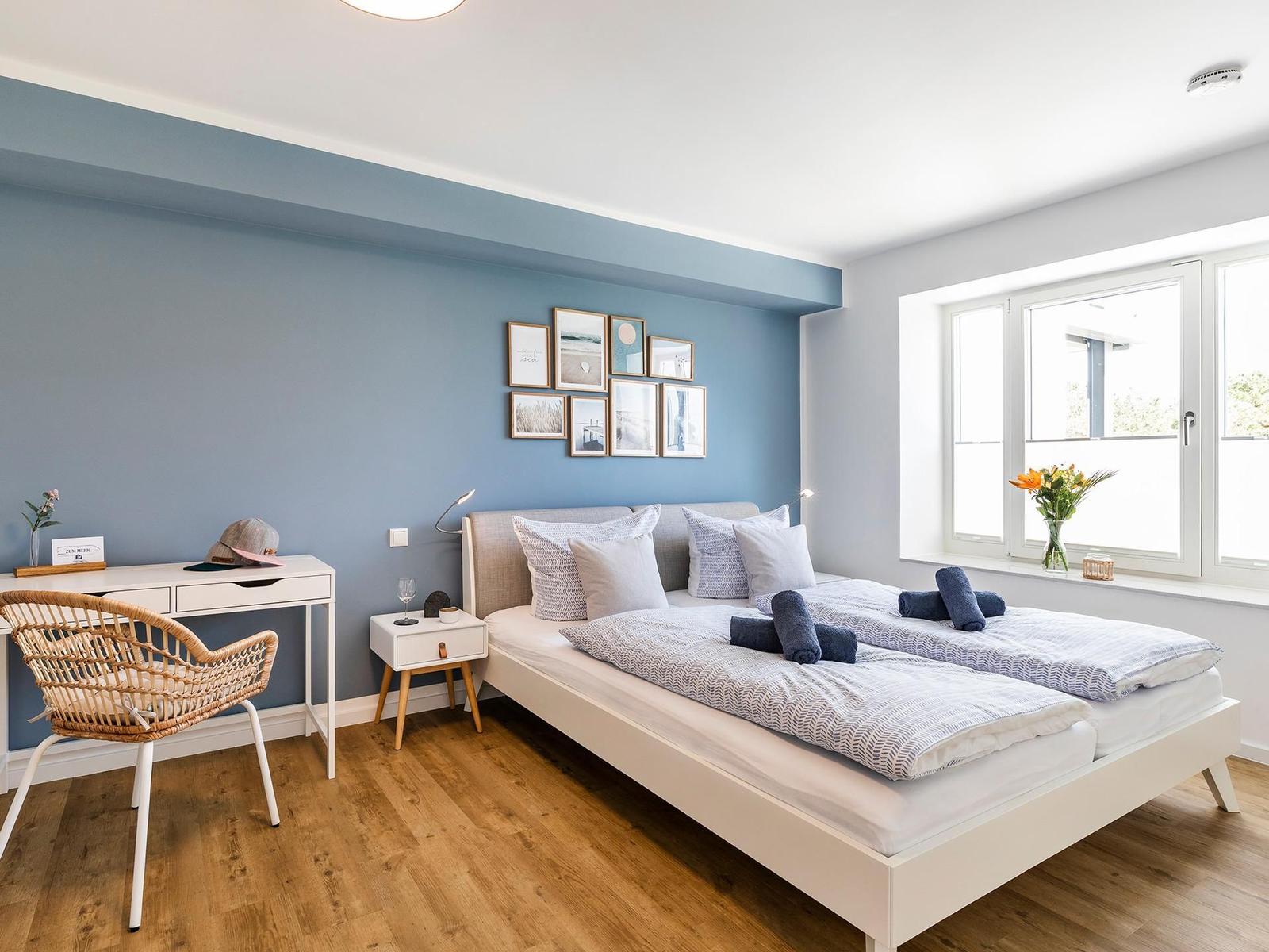 Schlafzimmer 1 mit Blick in Richtung Ostsee