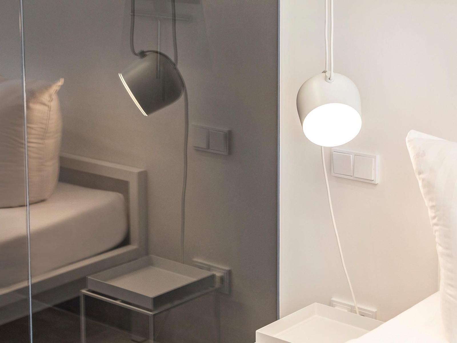 Schlafzimmer 2: Doppelbett (180x200), TV, Badezimmer 2 - en suite, Zugang zum Balkon