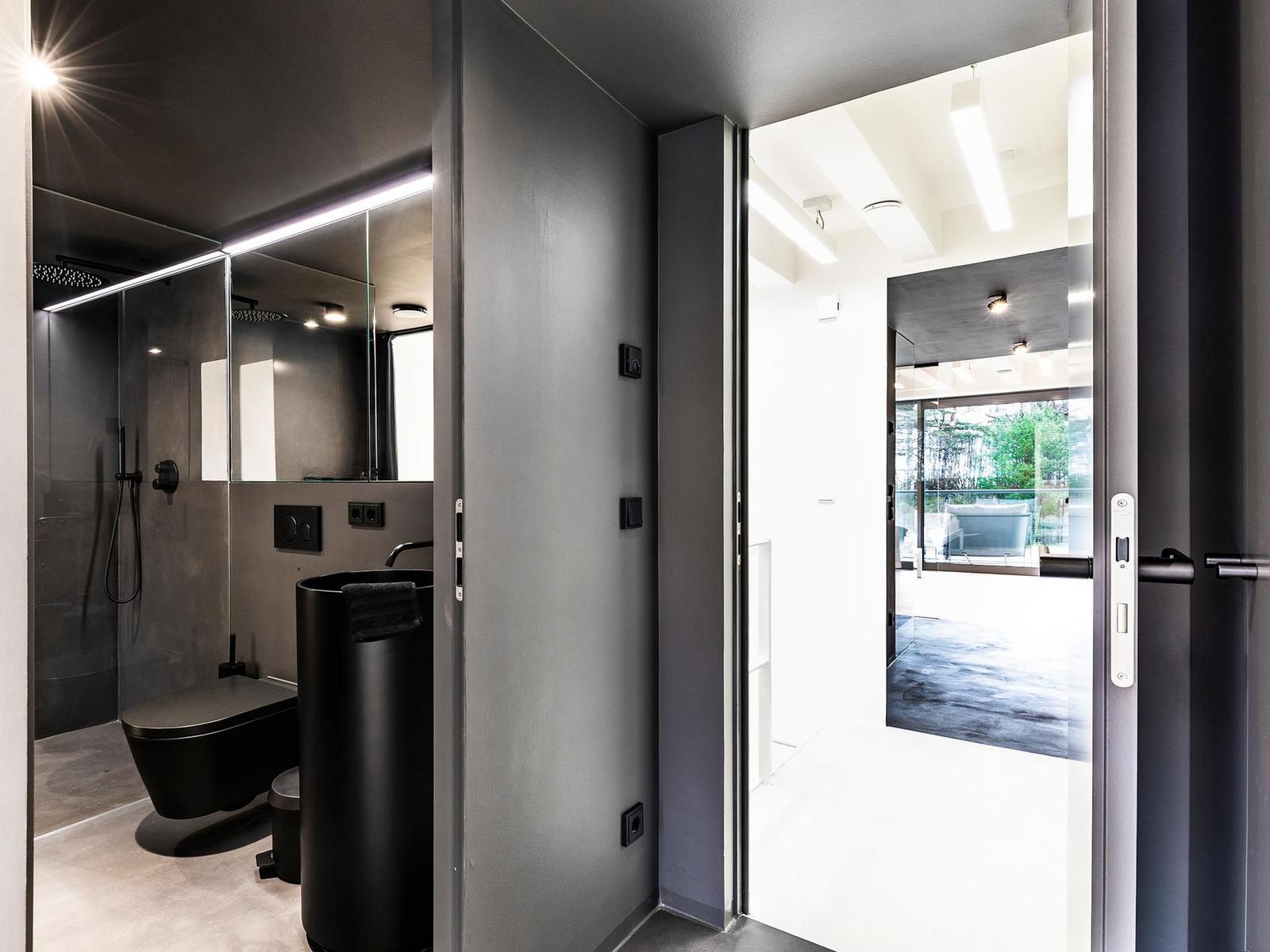 Badezimmer 2: Walkin Regendusche, Doppel-Waschbecken, WC separat
