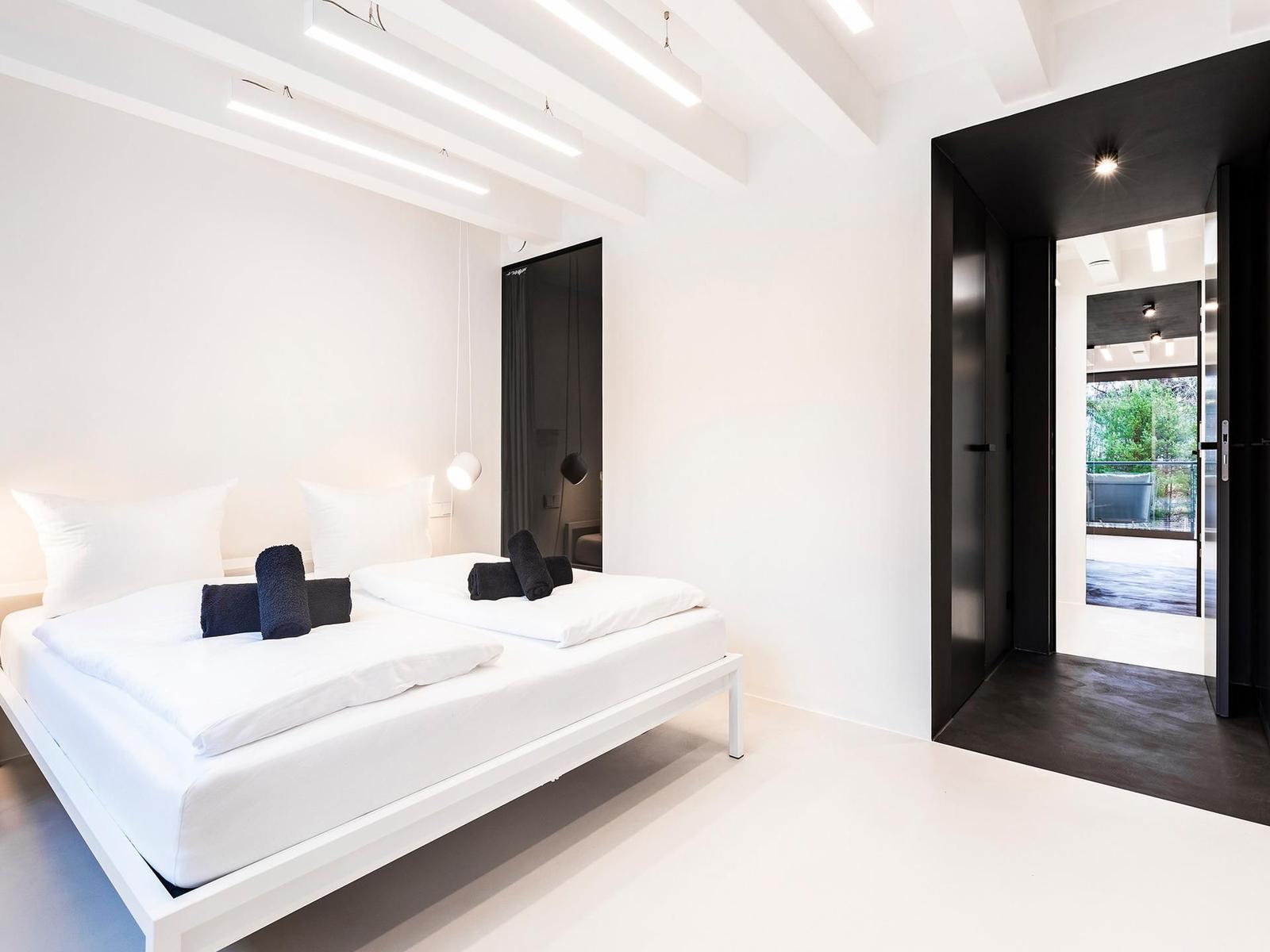 Schlafzimmer 1: Doppelbett (180x200), TV, Badezimmer 1 - en suite