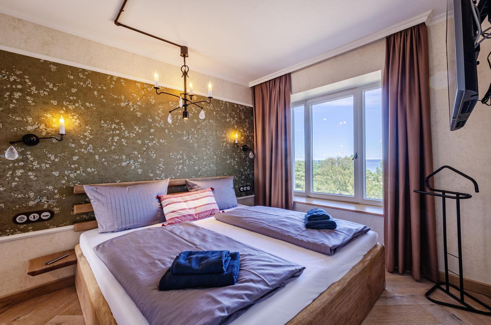 Schlafzimmer 1: Doppelbett (180x200), TV