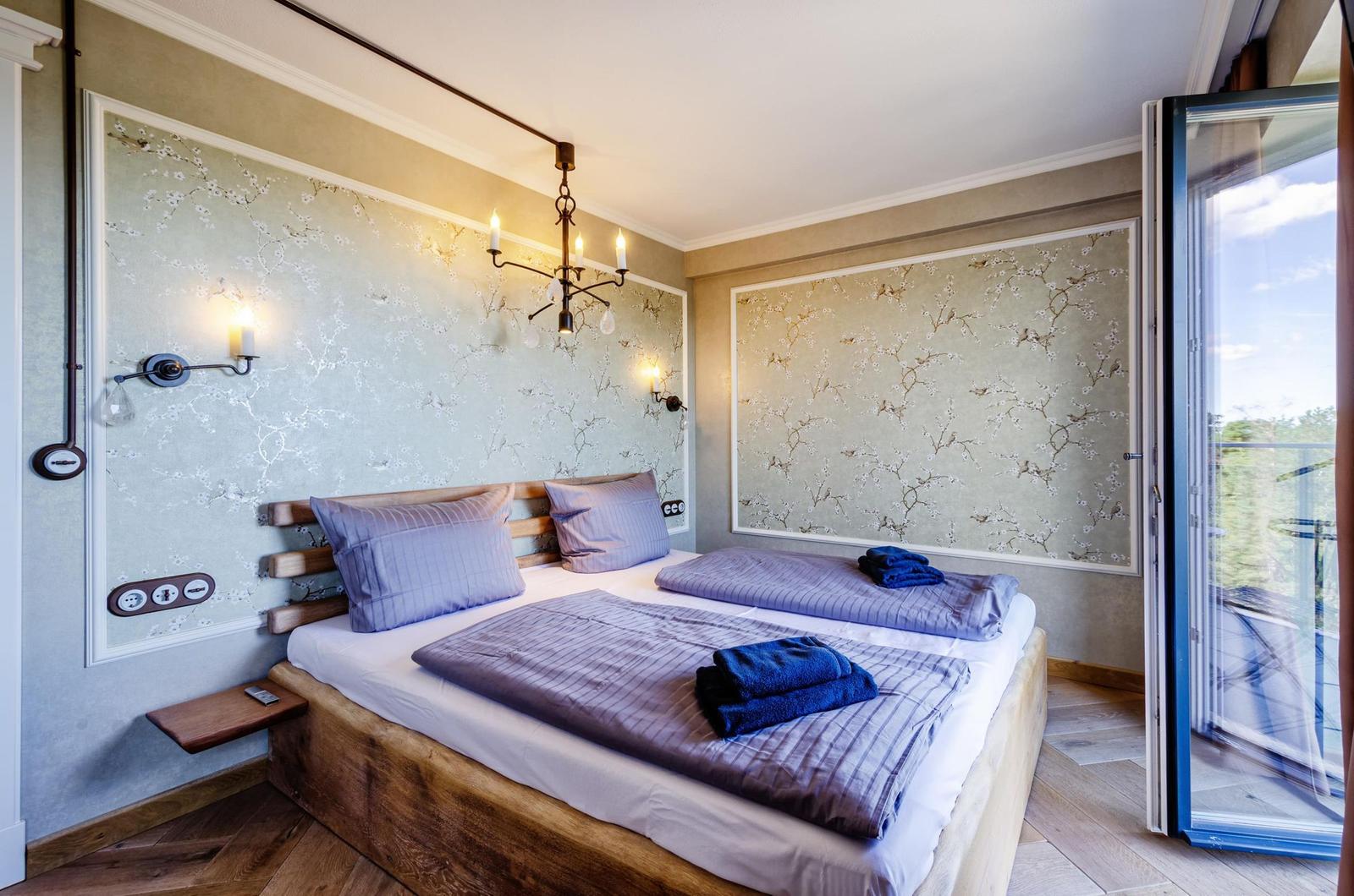 Schlafzimmer 2: Doppelbett (180x200), TV, Zugang zum Balkon