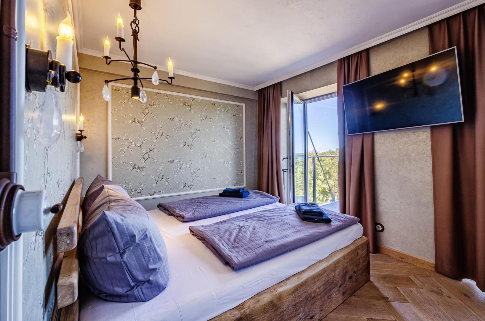 Schlafzimmer 2: Doppelbett (180x200), TV, Zugang zum Balkon