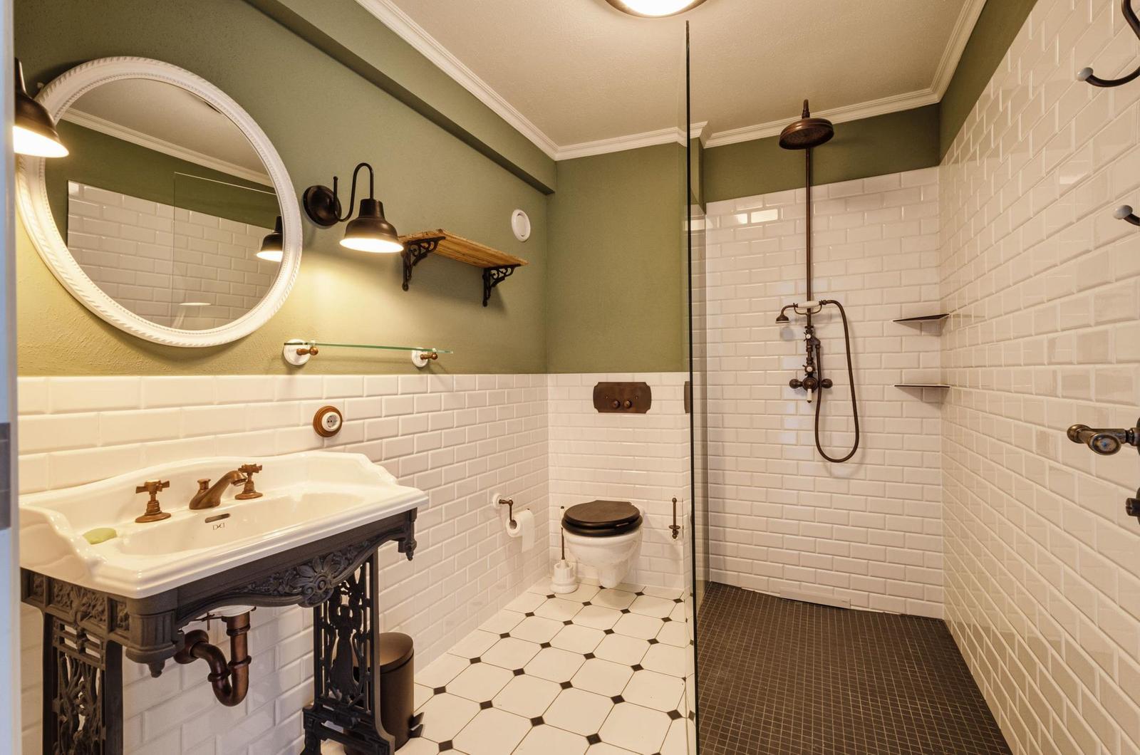 Badezimmer 2: Regendusche, WC, Haartrockner