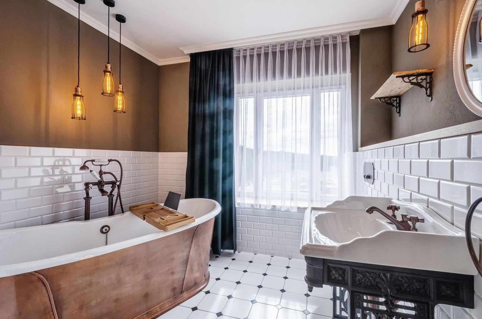 Badezimmer 1: Badewanne, Regendusche, WC