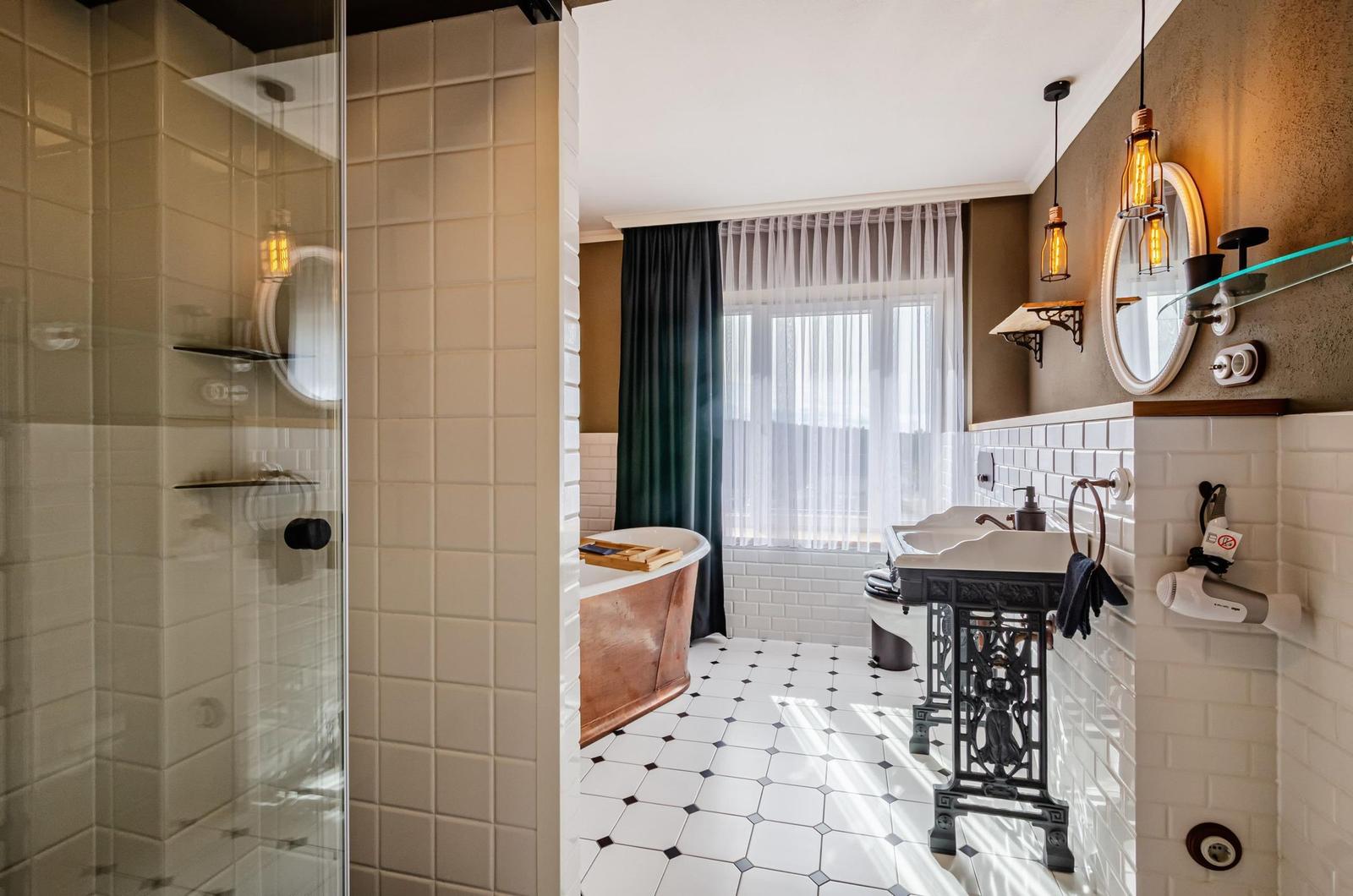 Badezimmer 1: Badewanne, Regendusche, WC