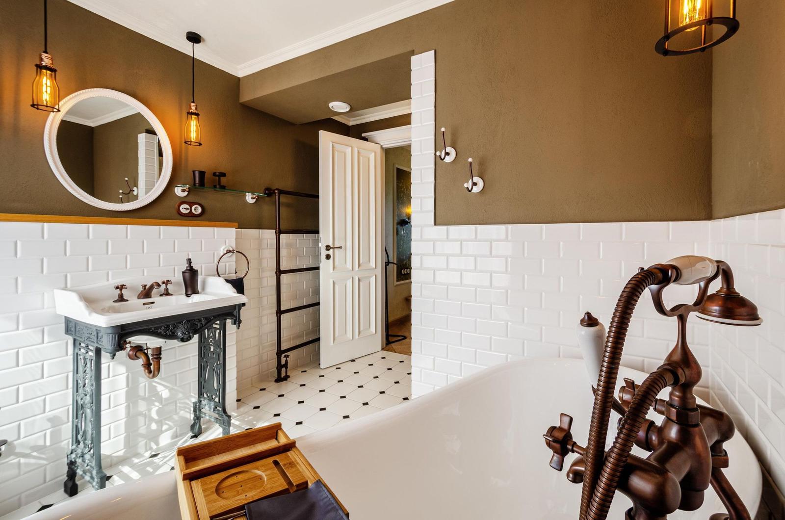 Badezimmer 1: Badewanne, Regendusche, WC
