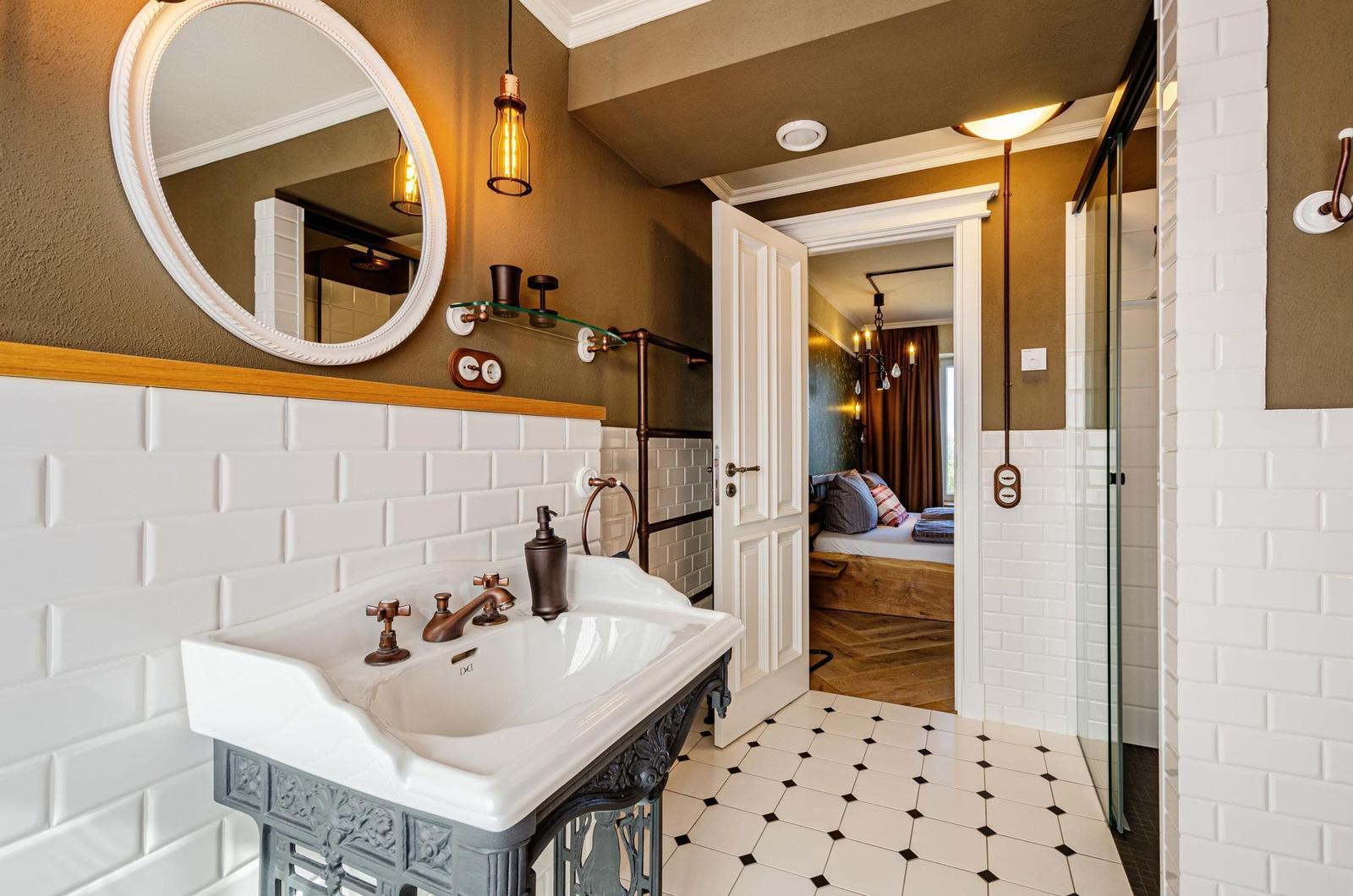 Badezimmer 1: Badewanne, Regendusche, WC