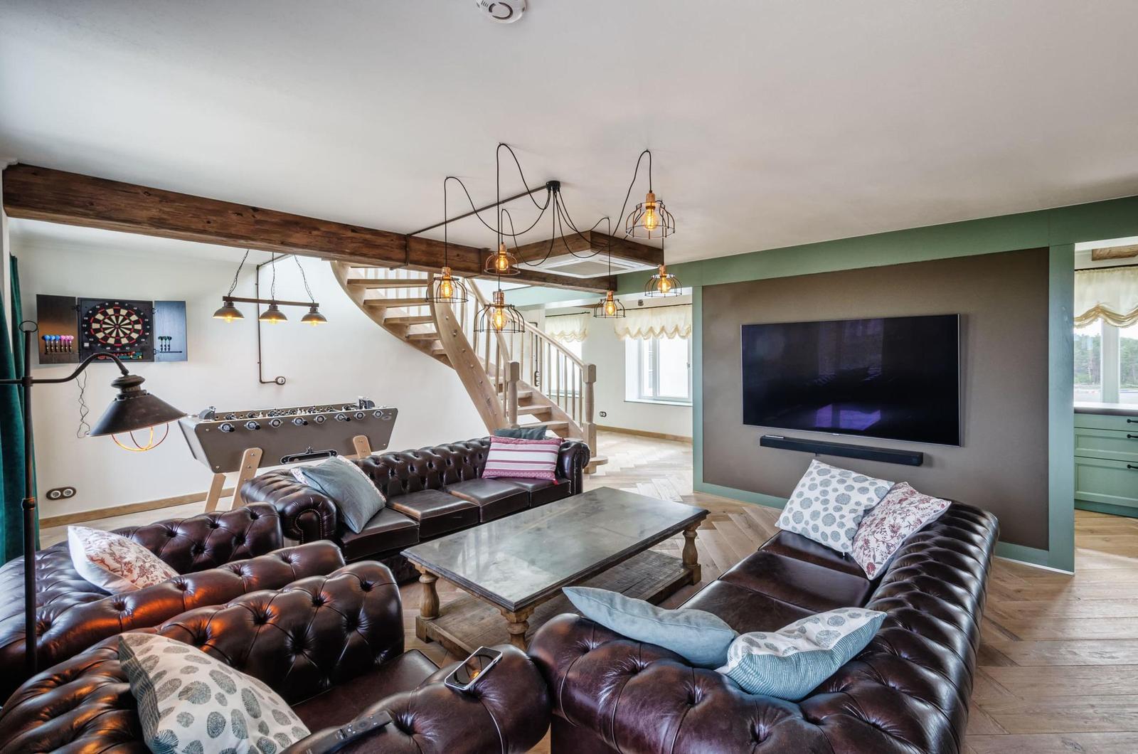 Wohnzimmer: 2 Sofa, 2 Sessel, TV, Zugang zum Balkon