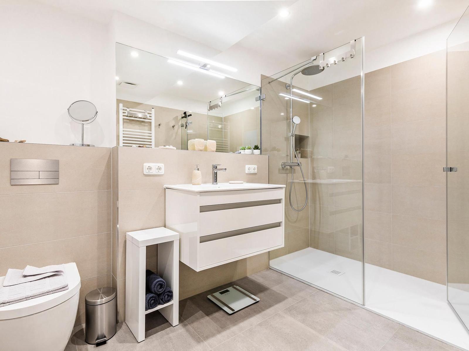 Badezimmer 1: Regendusche, WC, Haartrockner