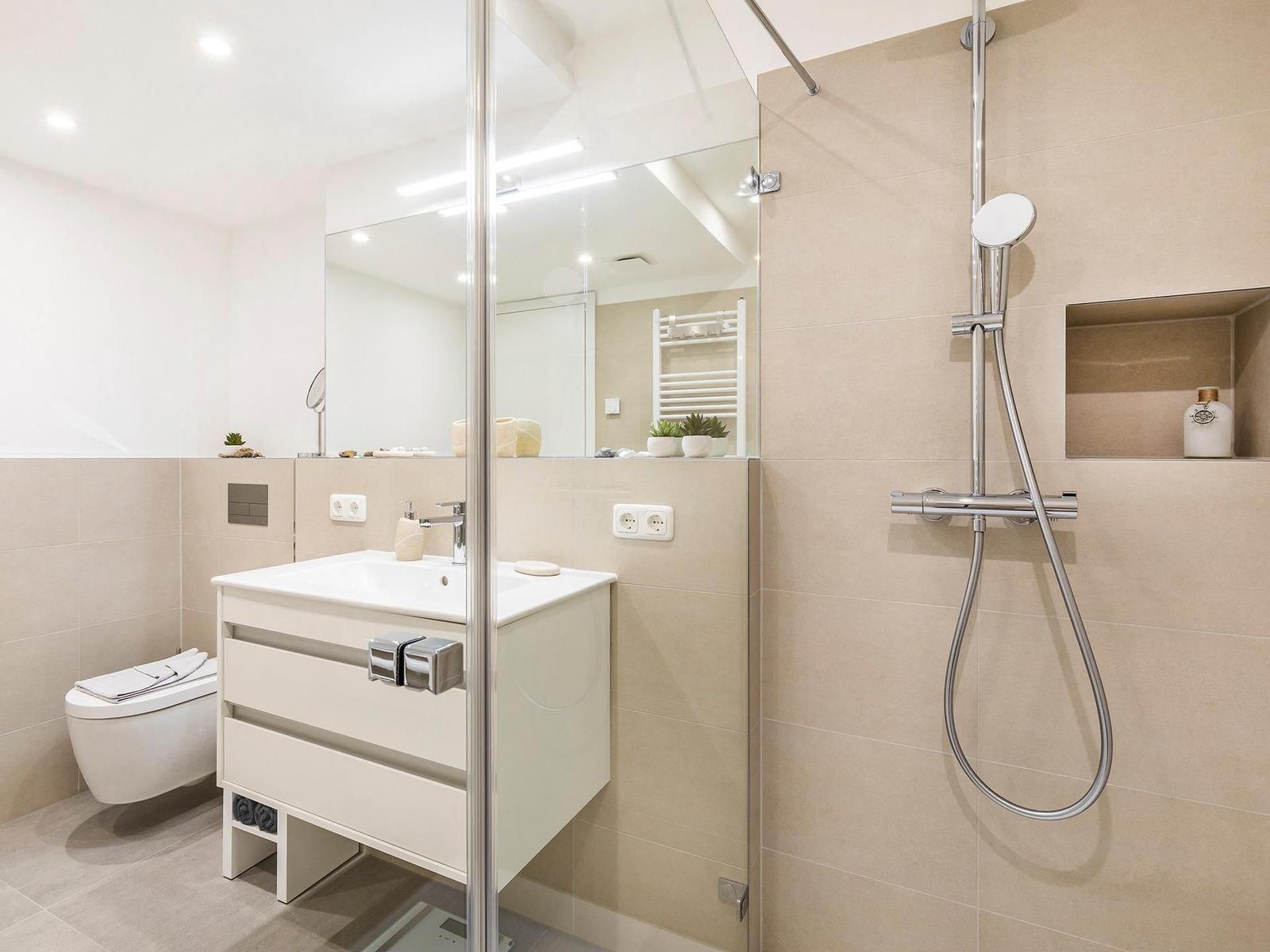 Badezimmer 1: Regendusche, WC, Haartrockner