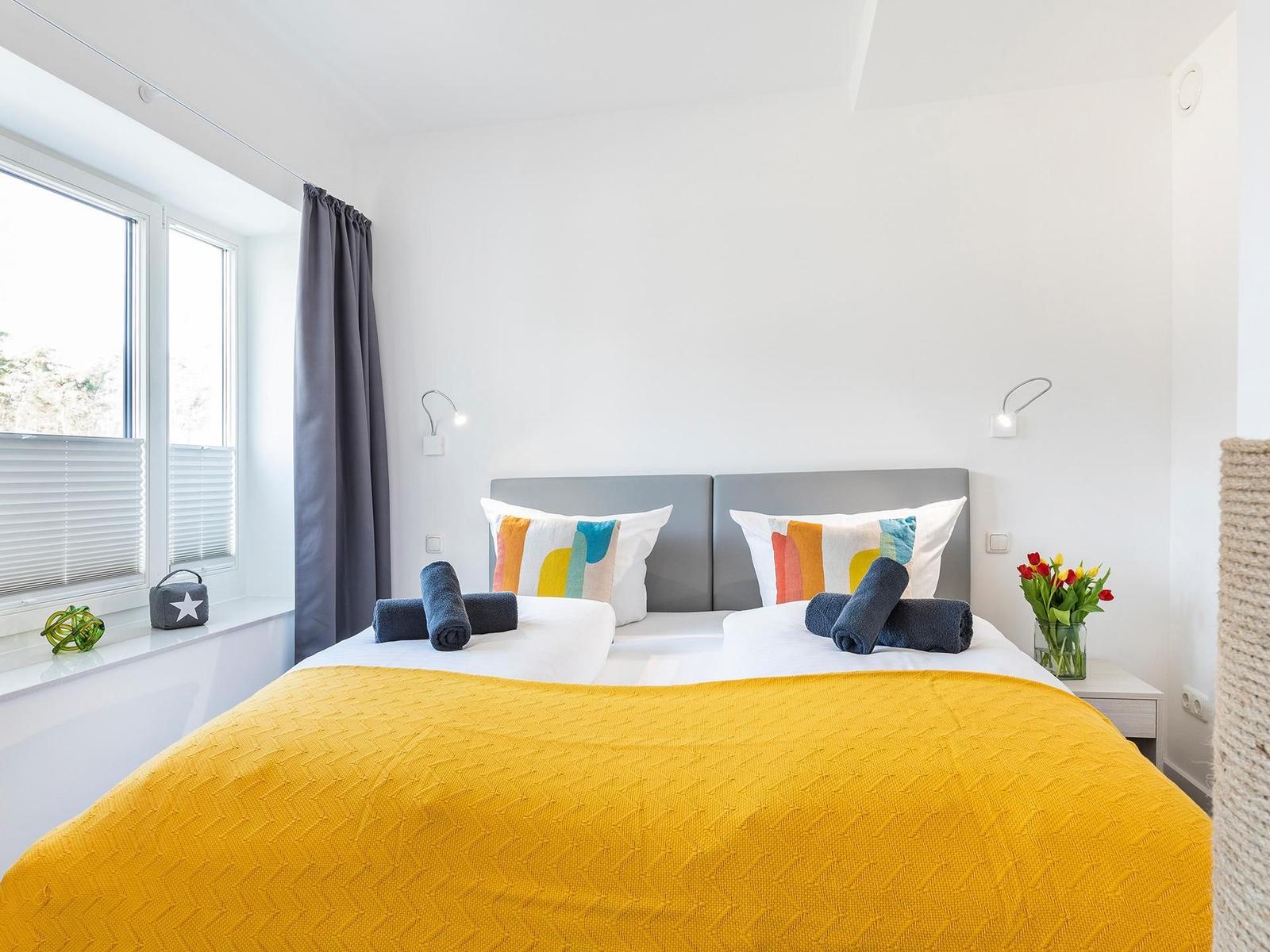 Schlafzimmer 2: Doppelbett (180x200)