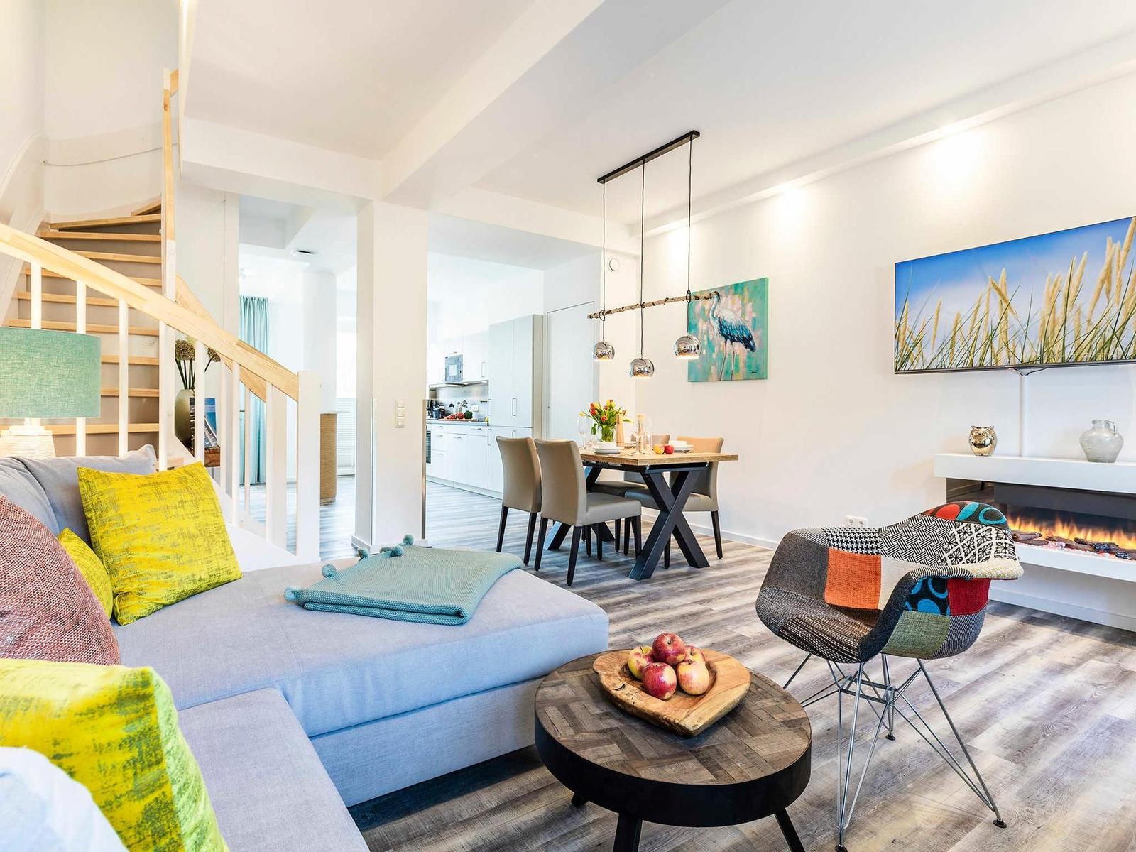 Wohn/Essbereich: Schlafsofa, TV, Zugang zur Terrasse