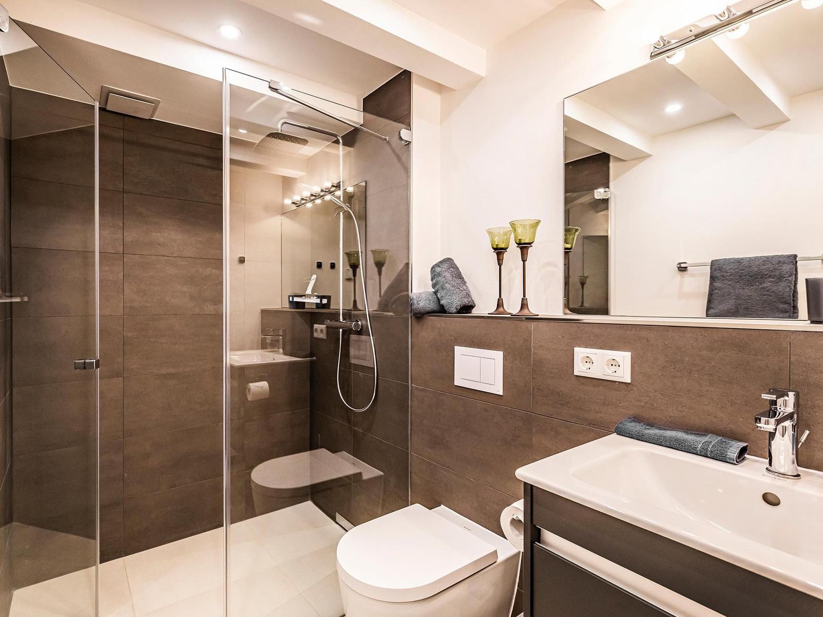 Badezimmer 1: Dusche, Waschbecken, WC