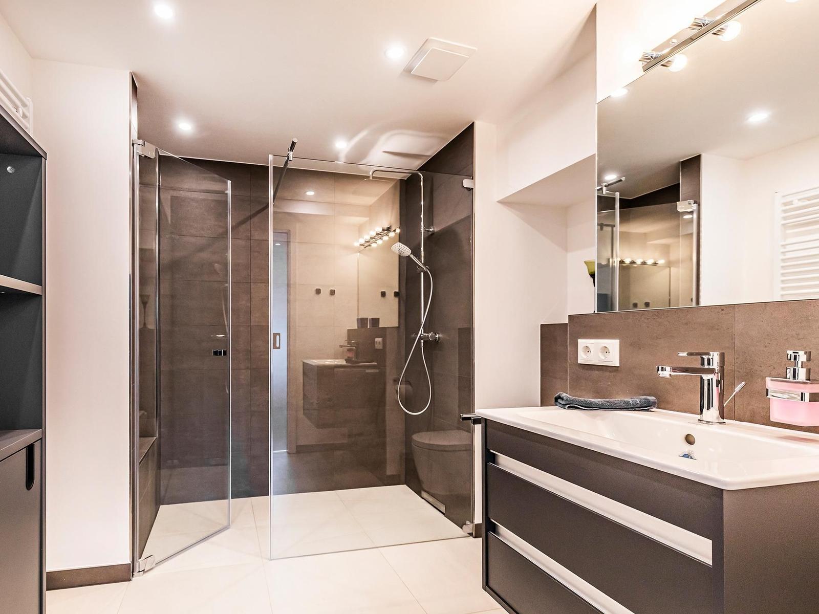 Badezimmer 1: Dusche, Waschbecken, WC