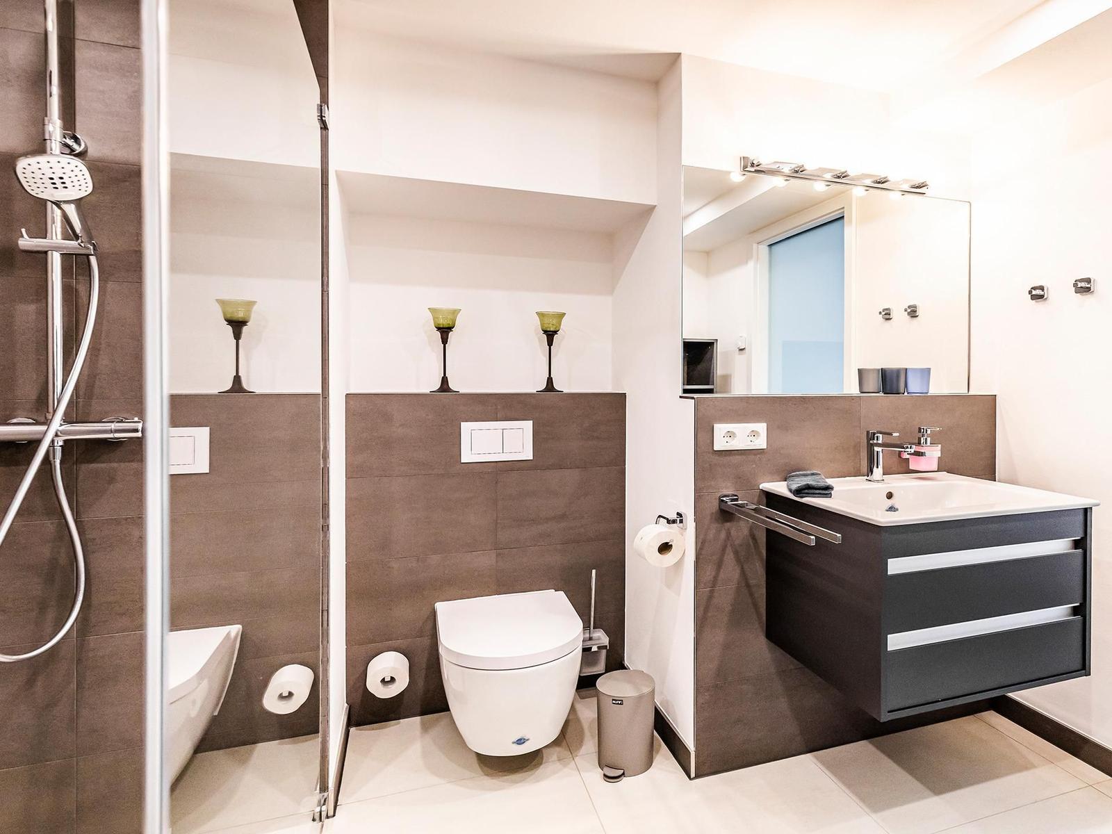 Badezimmer 2: Dusche, Waschbecken, WC