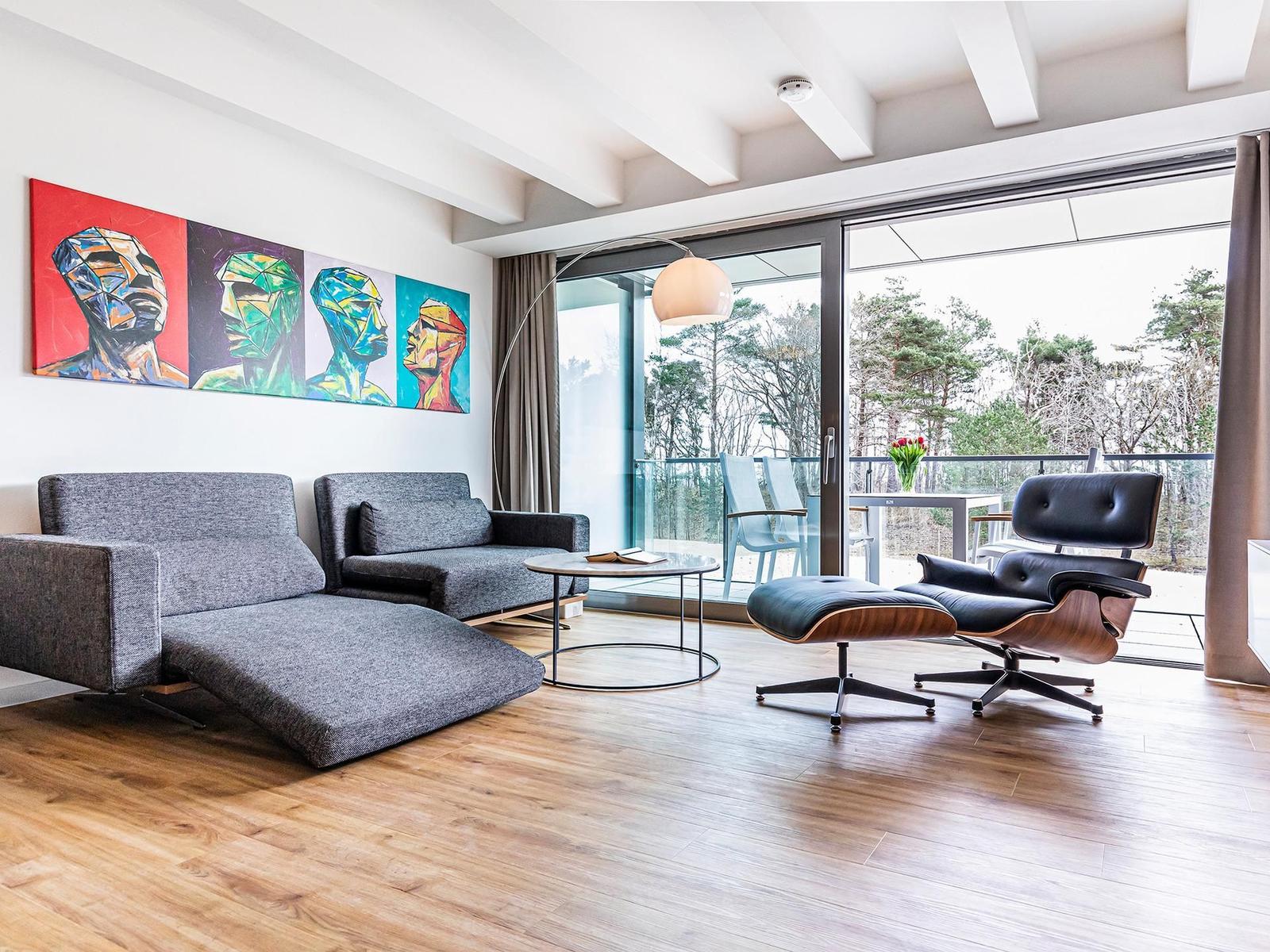 Wohn/Essbereich: Sofa, Sitzbereich, Essbereich, Flach-TV, Balkon Zugang