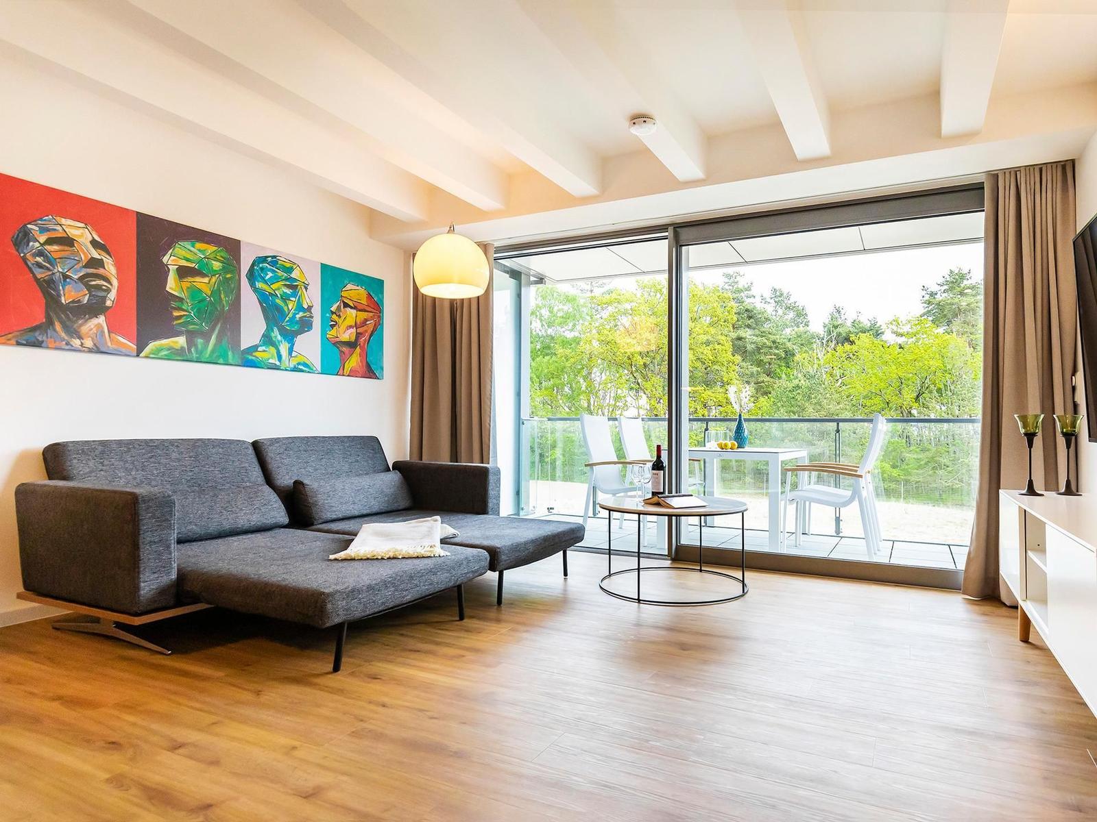 Wohn/Essbereich: Sofa, Sitzbereich, Essbereich, Flach-TV, Balkon Zugang