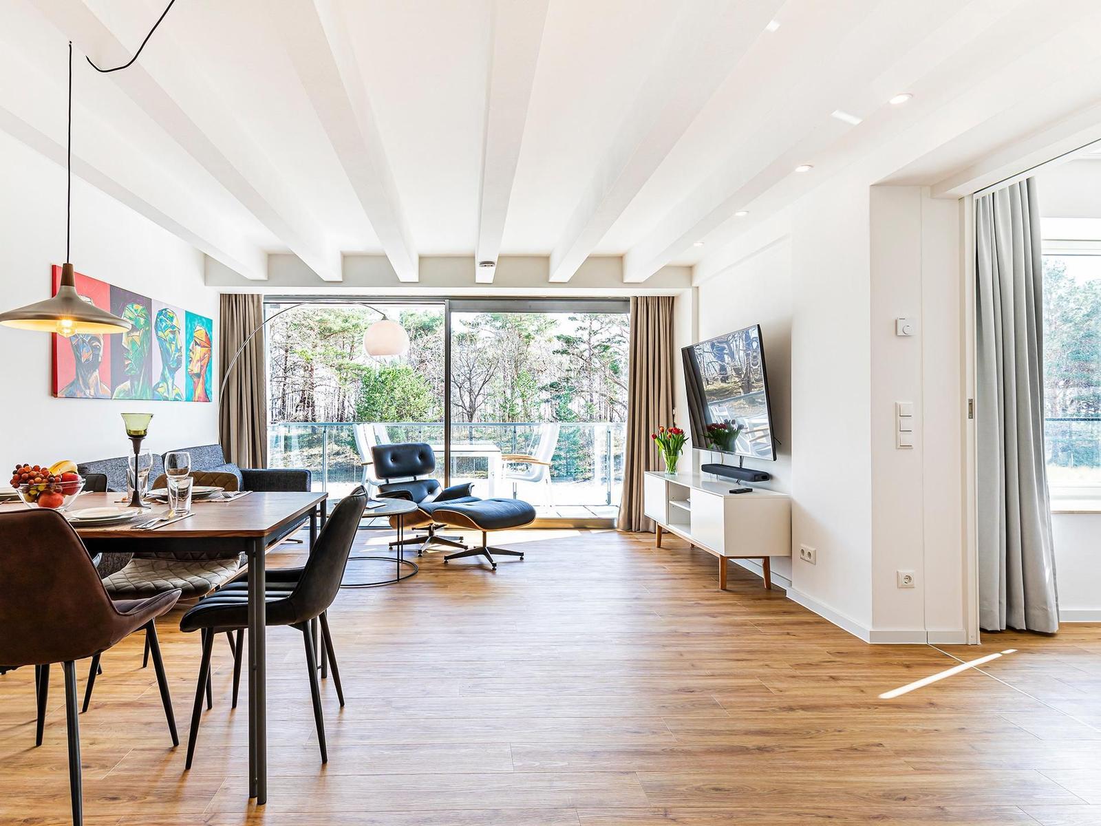 Wohn/Essbereich: Sofa, Sitzbereich, Essbereich, Flach-TV, Balkon Zugang