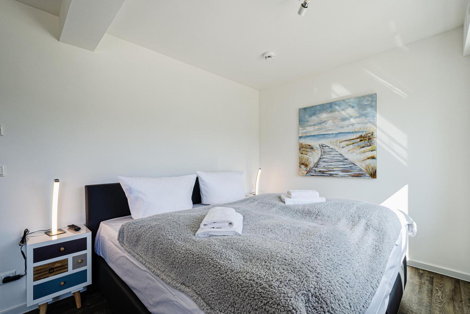 Schlafzimmer 2: französisches Doppelbett (140 x 200), TV