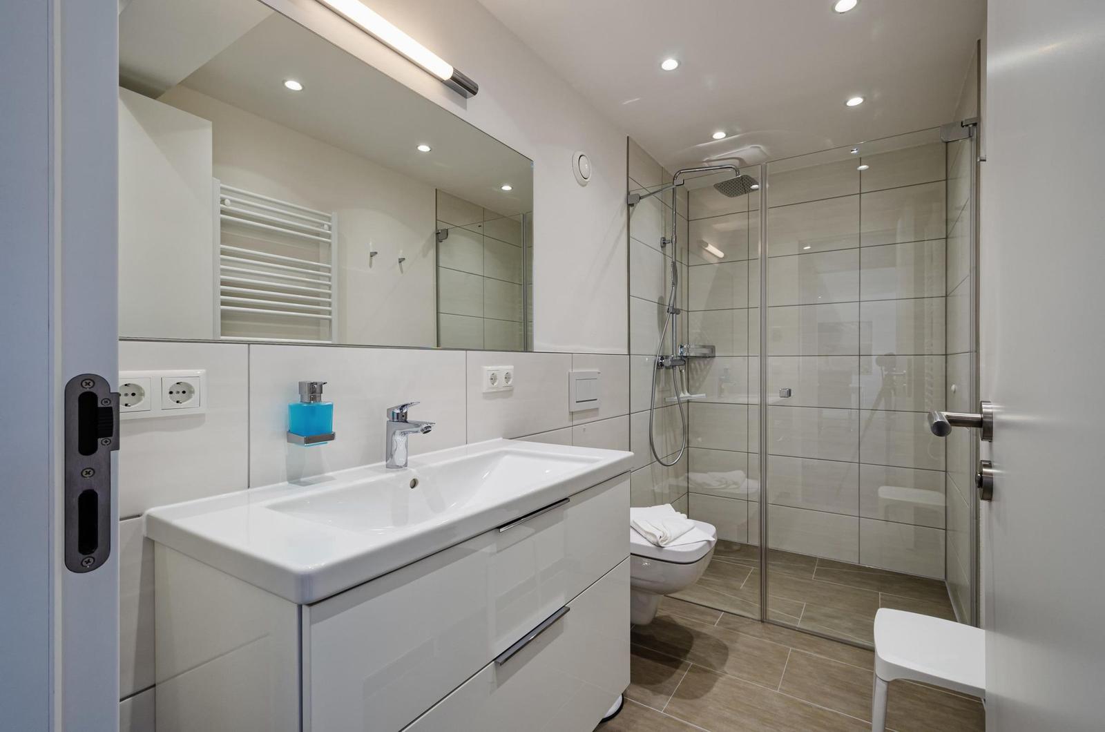 Badezimmer 2: Regendusche, WC