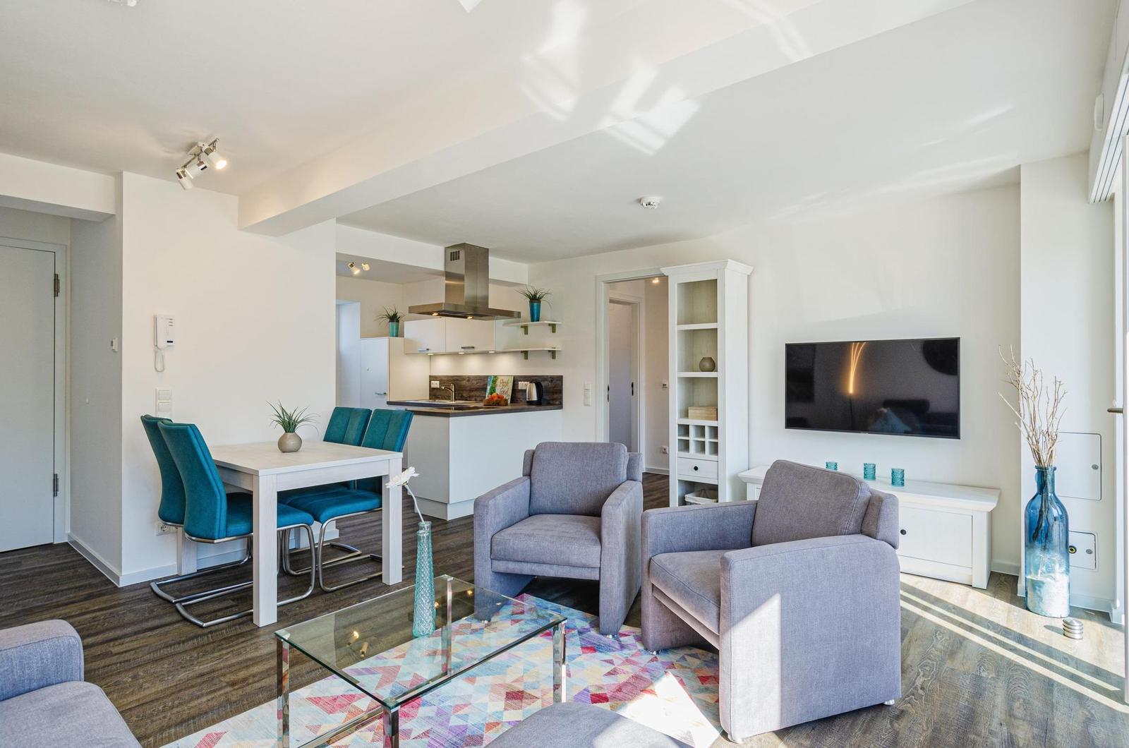Wohn/Essbereich: Sofa, Sitzbereich, Essbereich, TV, Zugang zum Balkon