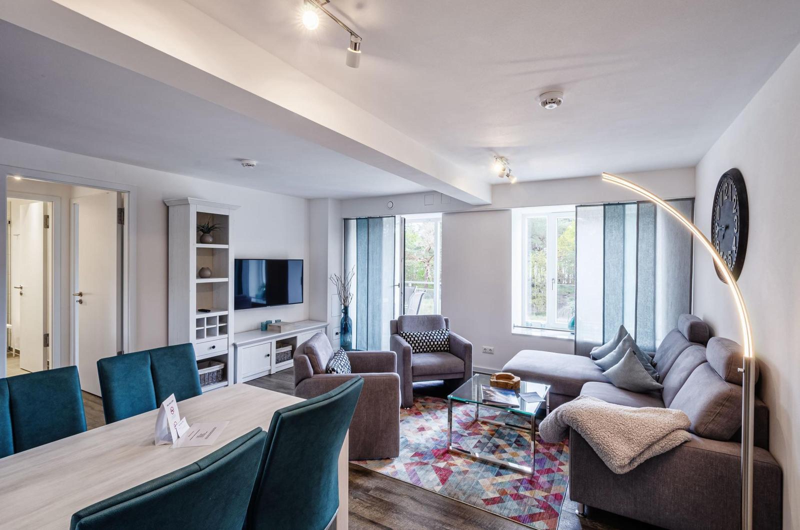 Wohn/Essbereich: Sofa, Sitzbereich, Essbereich, TV, Zugang zum Balkon