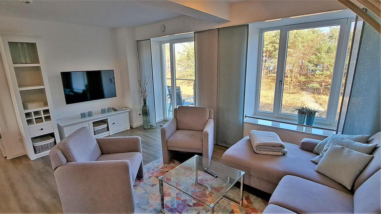 Wohn/Essbereich: Sofa, Sitzbereich, Essbereich, TV, Zugang zum Balkon