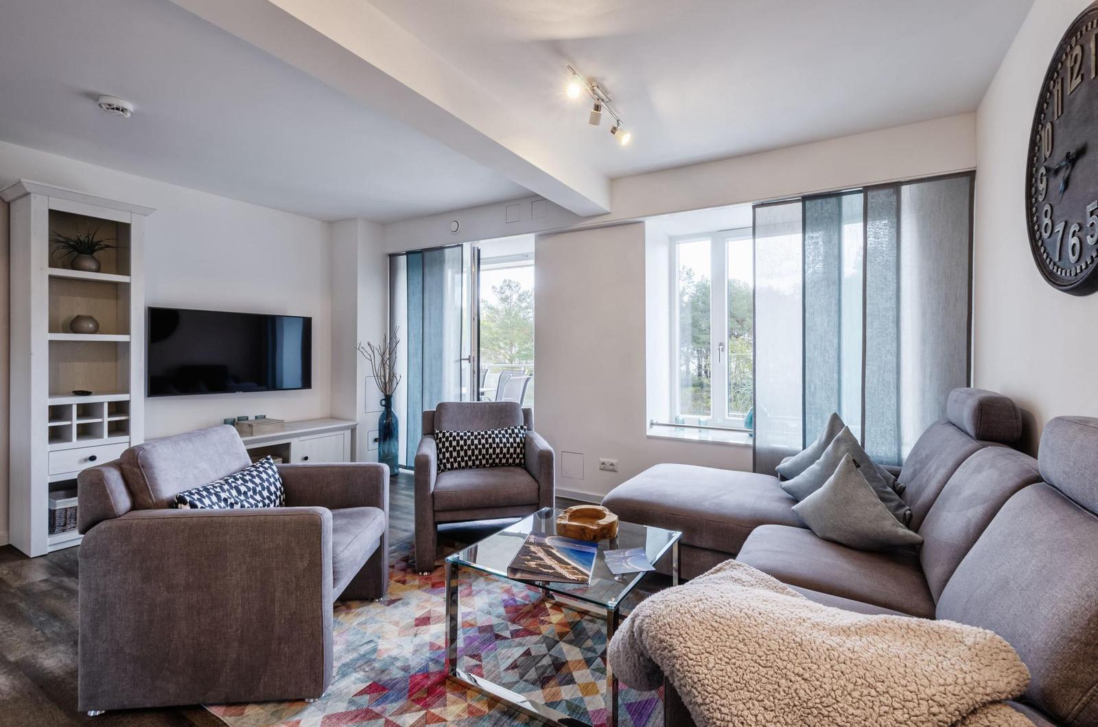Wohn/Essbereich: Sofa, Sitzbereich, Essbereich, TV, Zugang zum Balkon