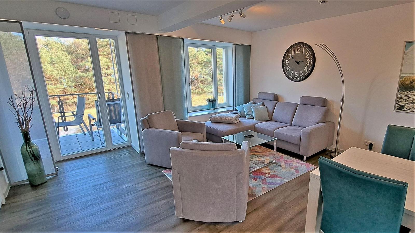 Wohn/Essbereich: Sofa, Sitzbereich, Essbereich, TV, Zugang zum Balkon