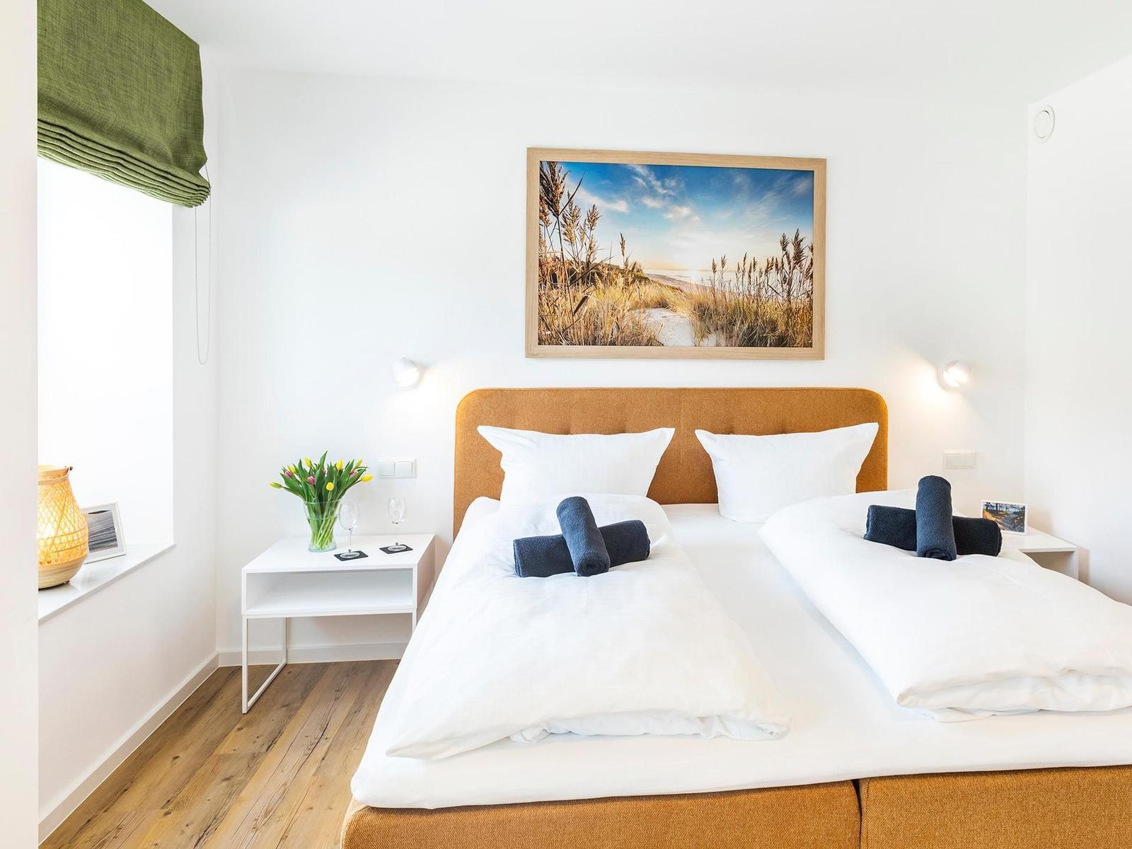 Schlafzimmer 2 (Landseite): 1 Doppelbett (140x200), TV-Flachbild