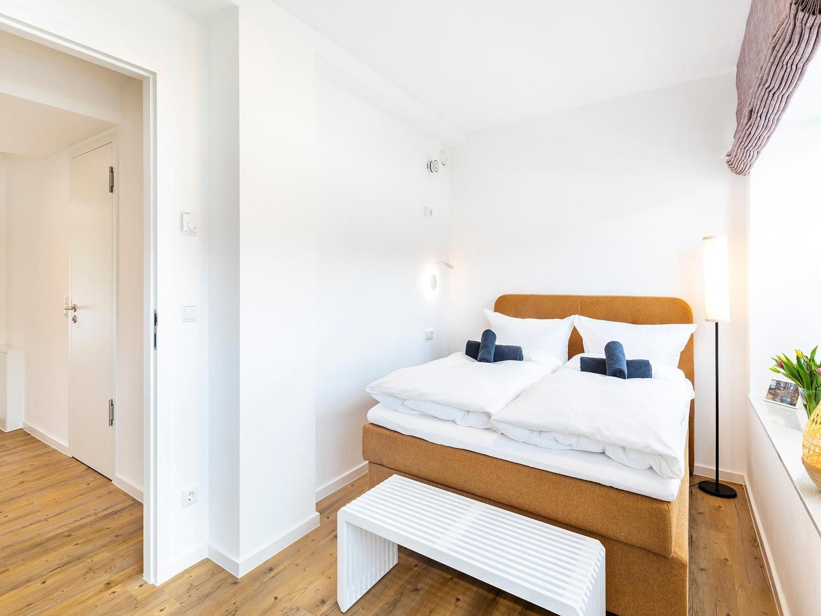 Schlafzimmer 2 (Landseite): 1 Doppelbett (140x200), TV-Flachbild