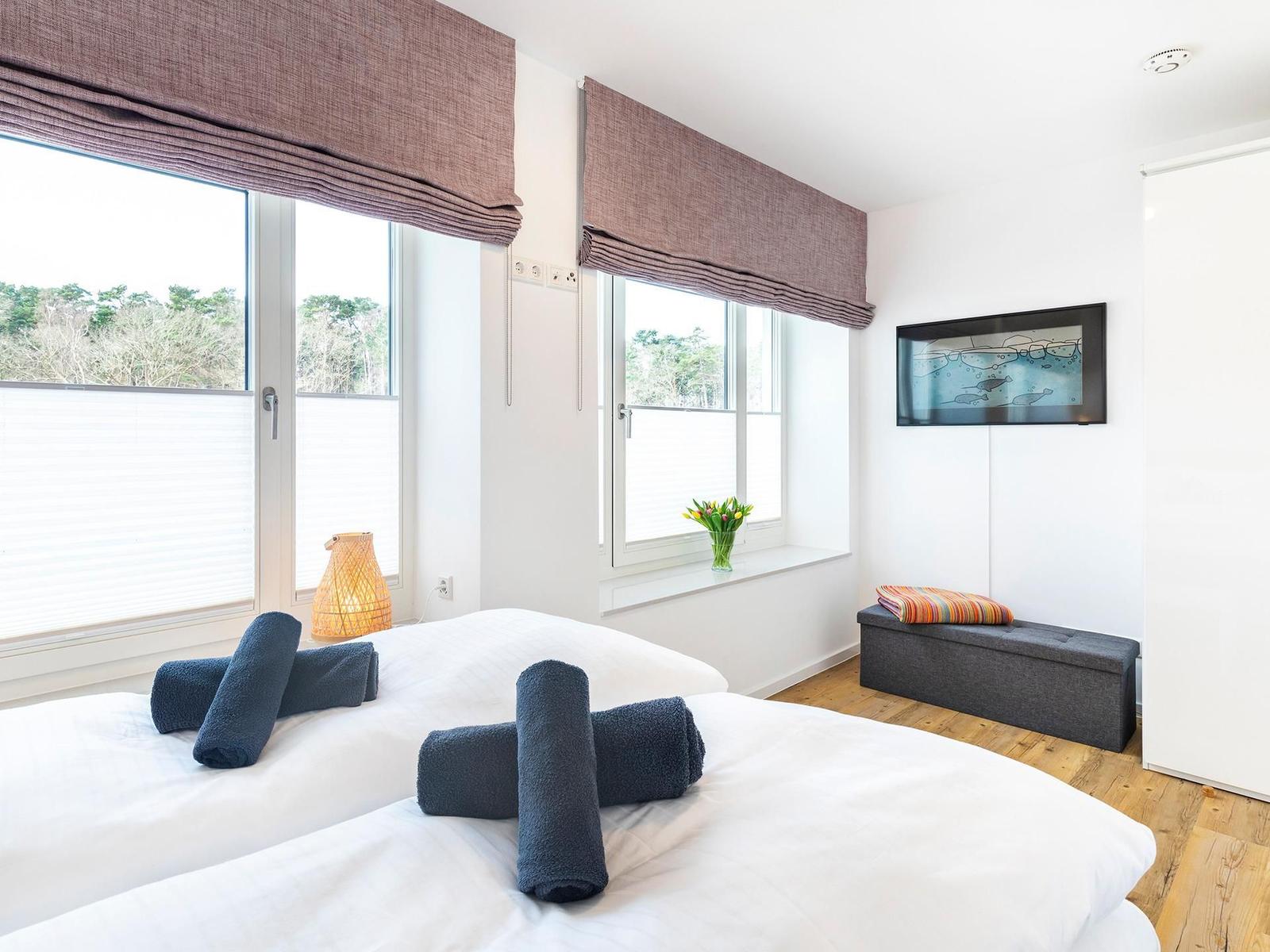 Schlafzimmer 2 (Landseite): 1 Doppelbett (140x200), TV-Flachbild