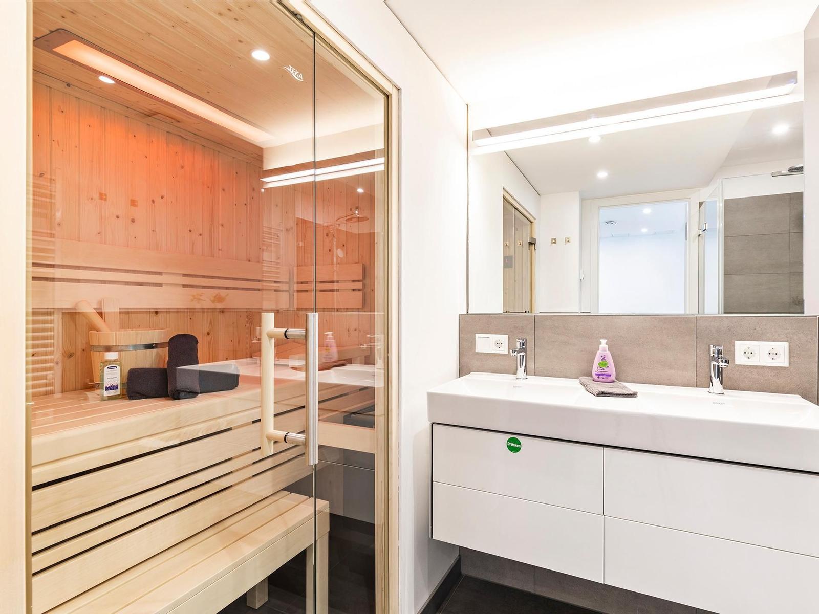 Badezimmer: Regendusche, WC, Waschbecken, Haartrockner