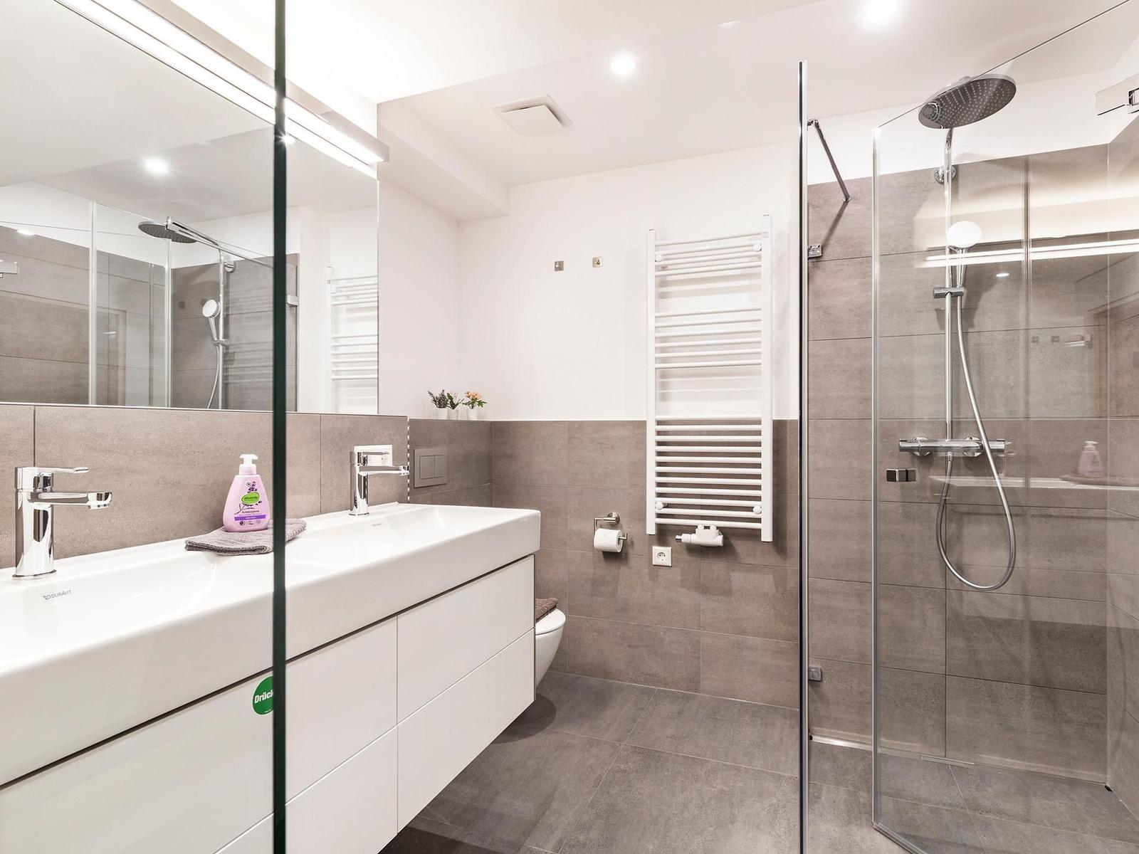 Badezimmer: Regendusche, WC, Waschbecken, Haartrockner