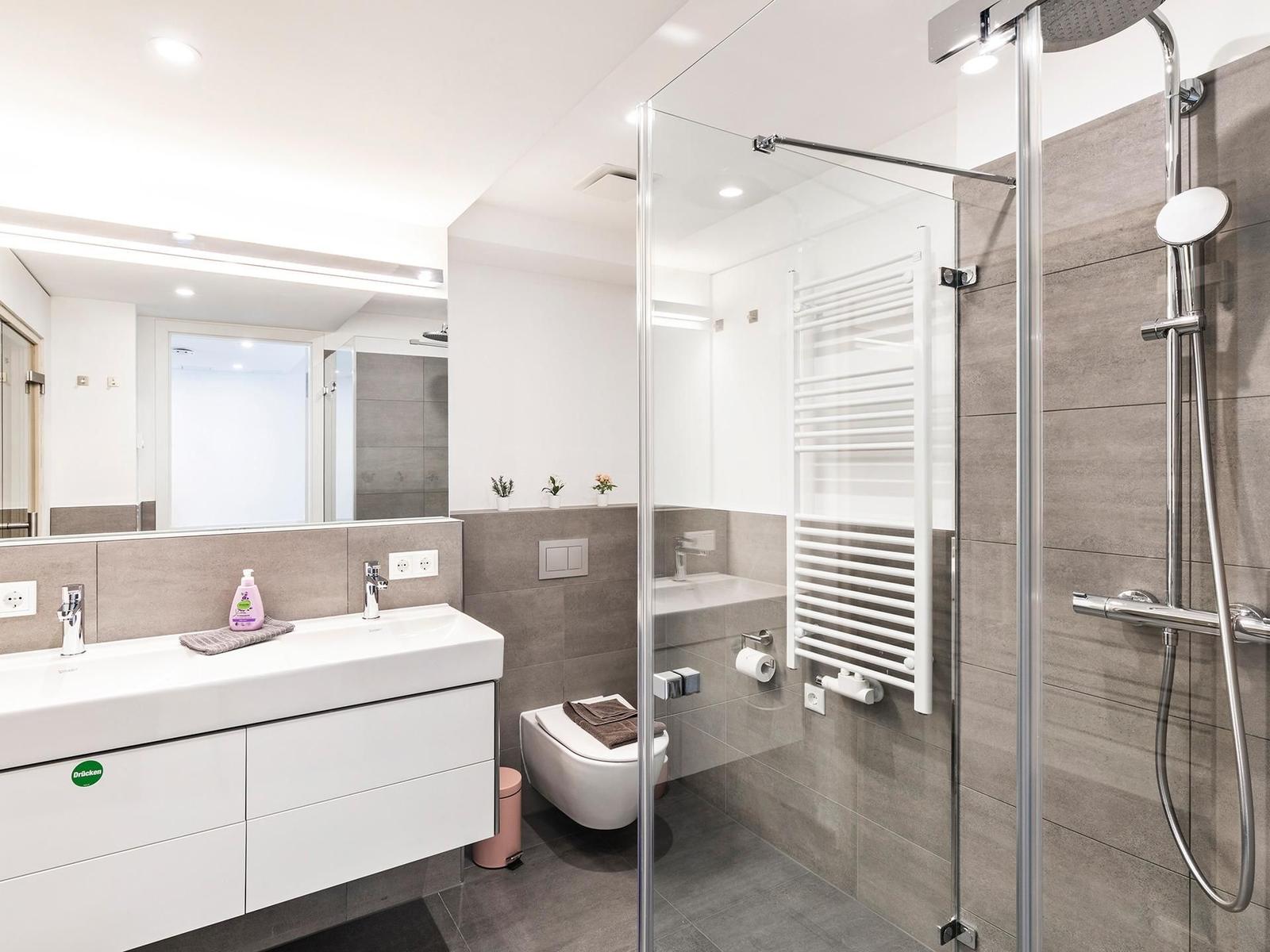 Badezimmer: Regendusche, WC, Waschbecken, Haartrockner