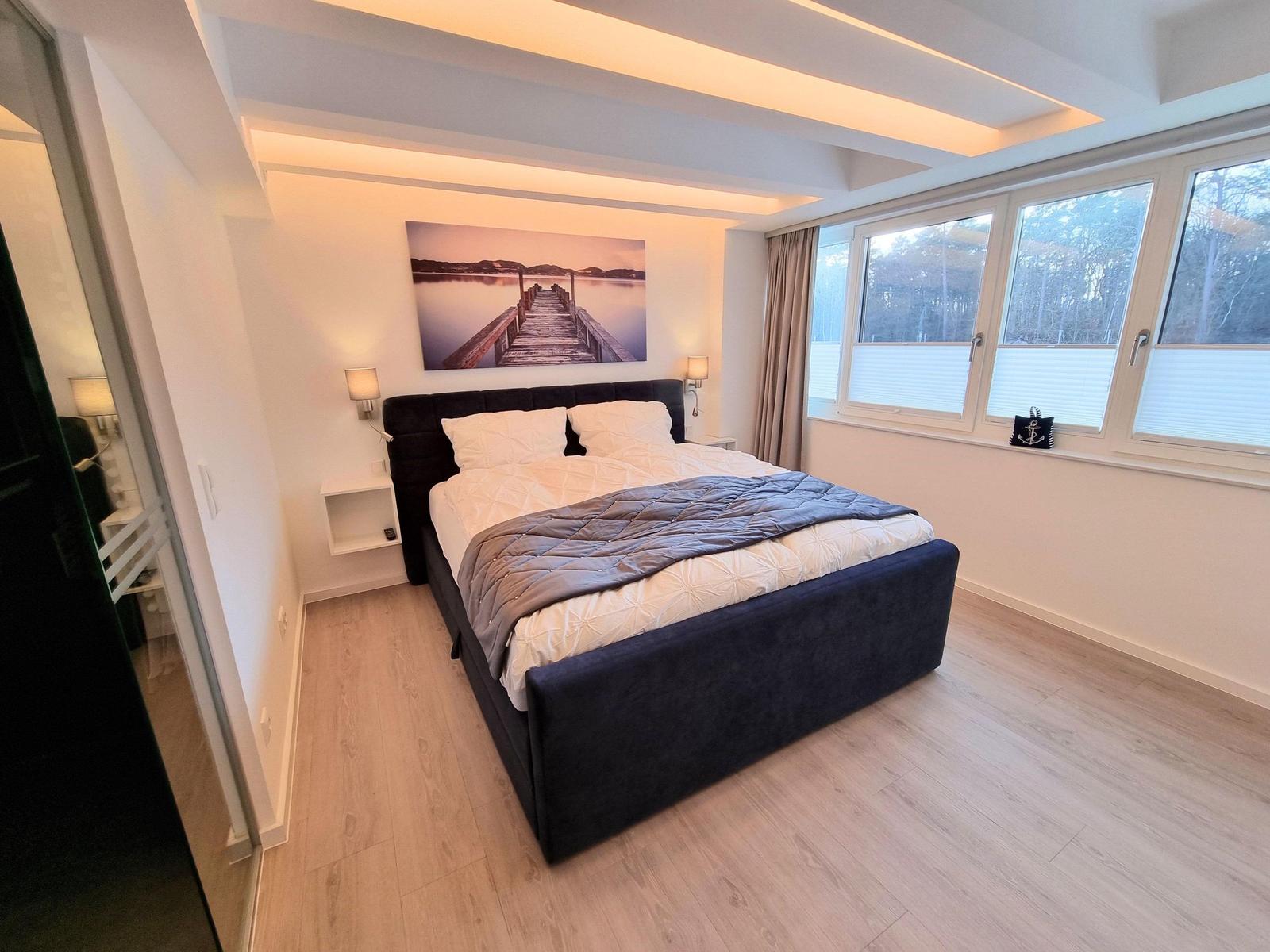 Schlafzimmer 1: Boxspringdoppelbett (180x200), Smart-TV, Zugang zum en-suite Badezimmer 1