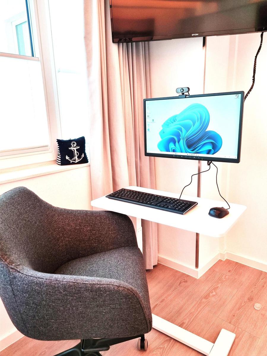 Schlafzimmer 1: Boxspringdoppelbett (180x200), Smart-TV, Zugang zum en-suite Badezimmer 1