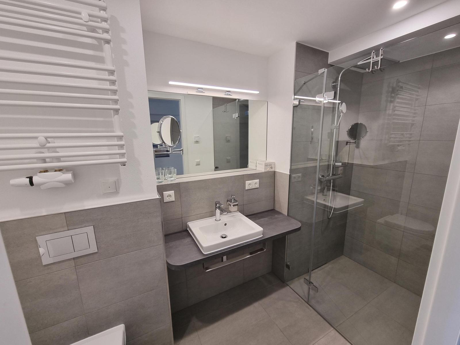 Badezimmer 2: Regendusche, WC