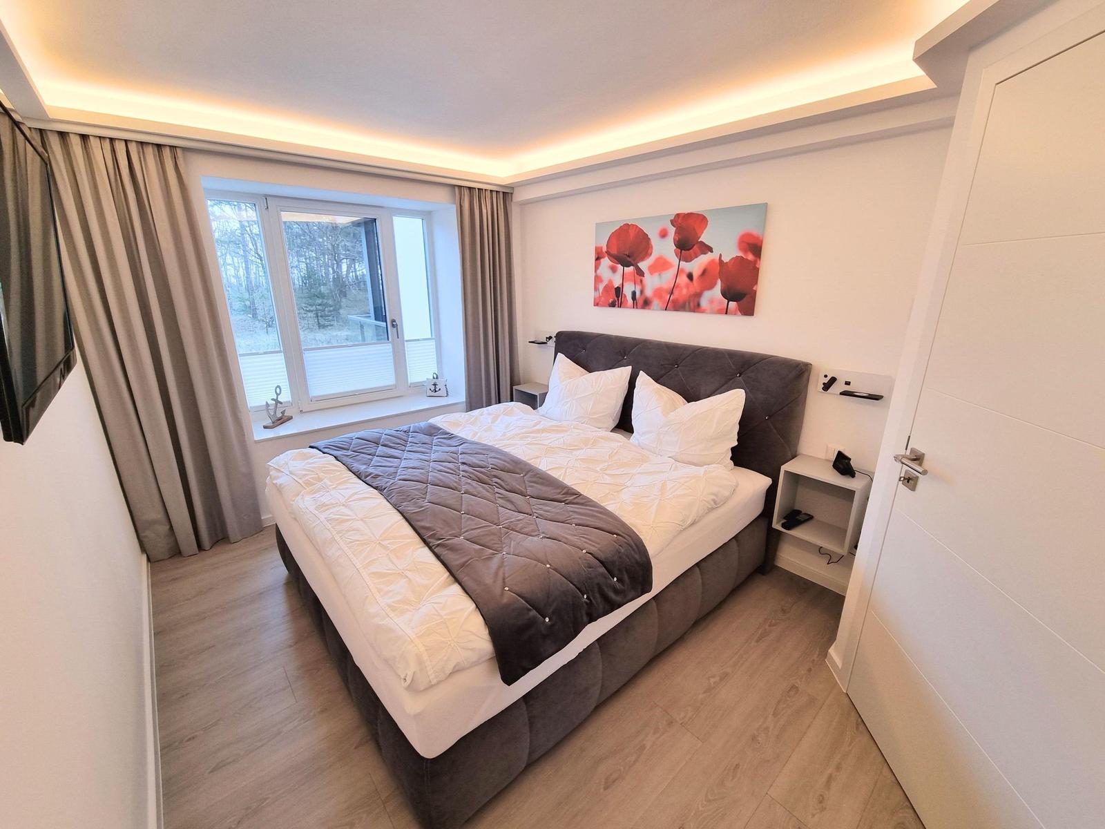 Schlafzimmer 2: Boxspringdoppelbett (180x200), TV