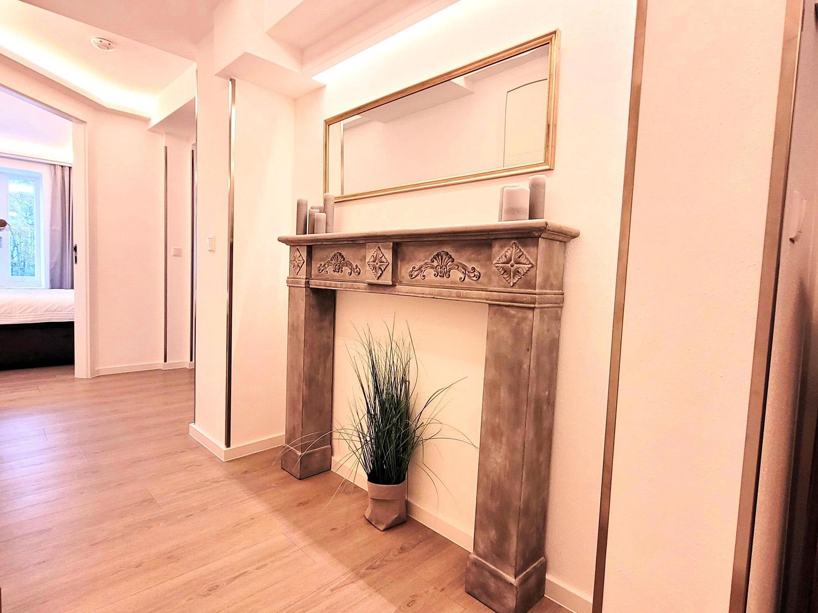 Wohnzimmer: Essbereich, Schlafsofa, Elektro-Kamin, Smart- TV, Zugang zum Balkon